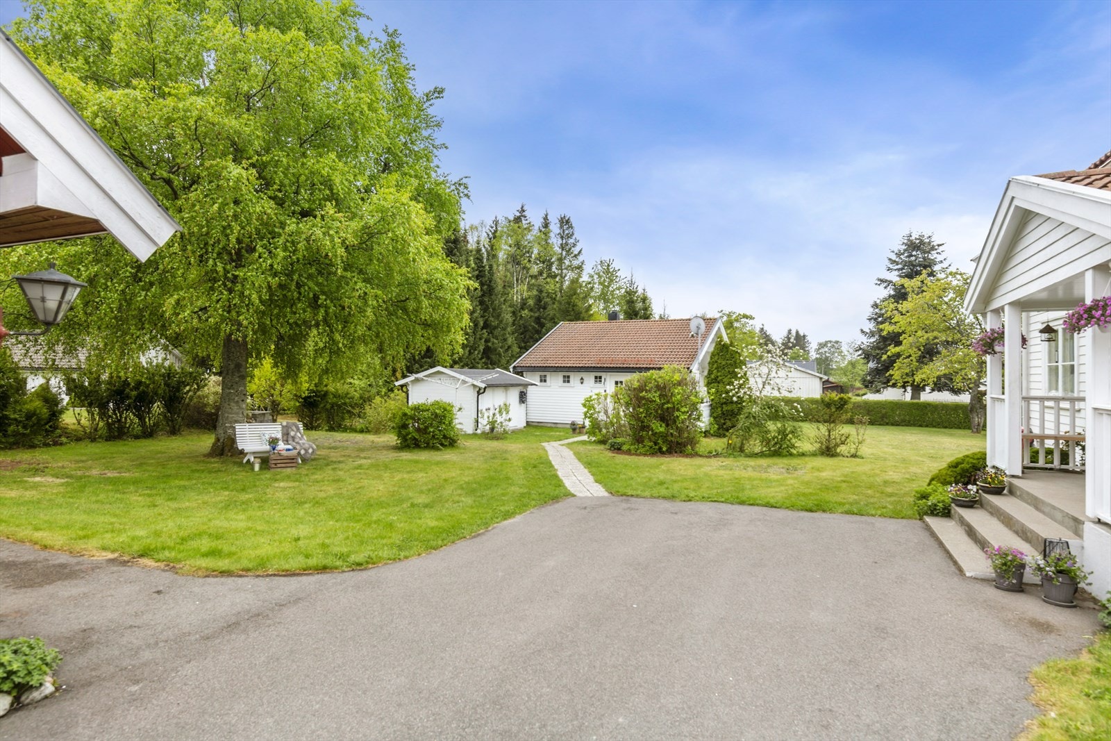 Eiendommen har enkel garasje og godt med parkering på egen tomt. Galleribilde