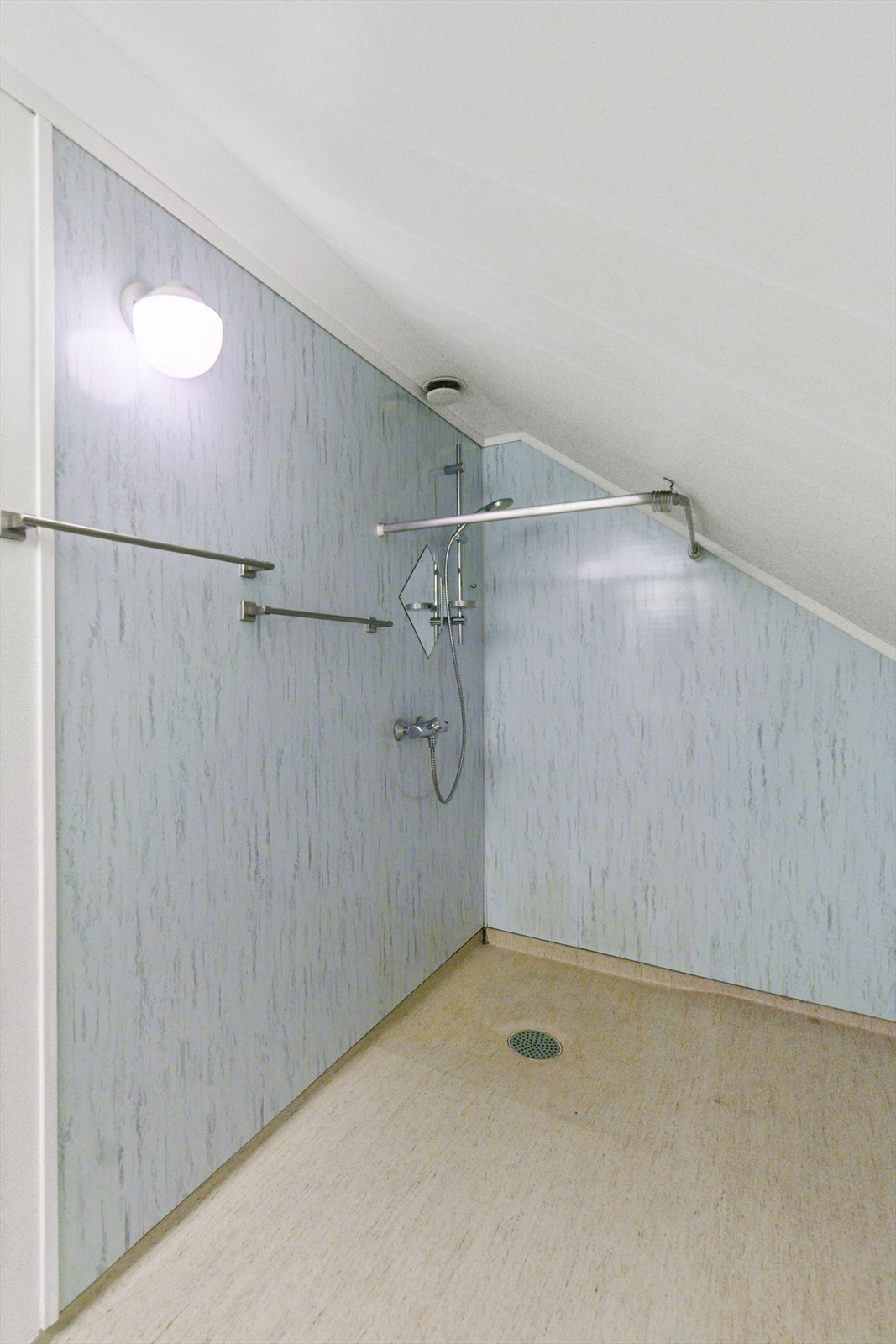 Rommet inneholder innredning, servant, wc, dusjplass og opplegg for vaskemaskin. Galleribilde