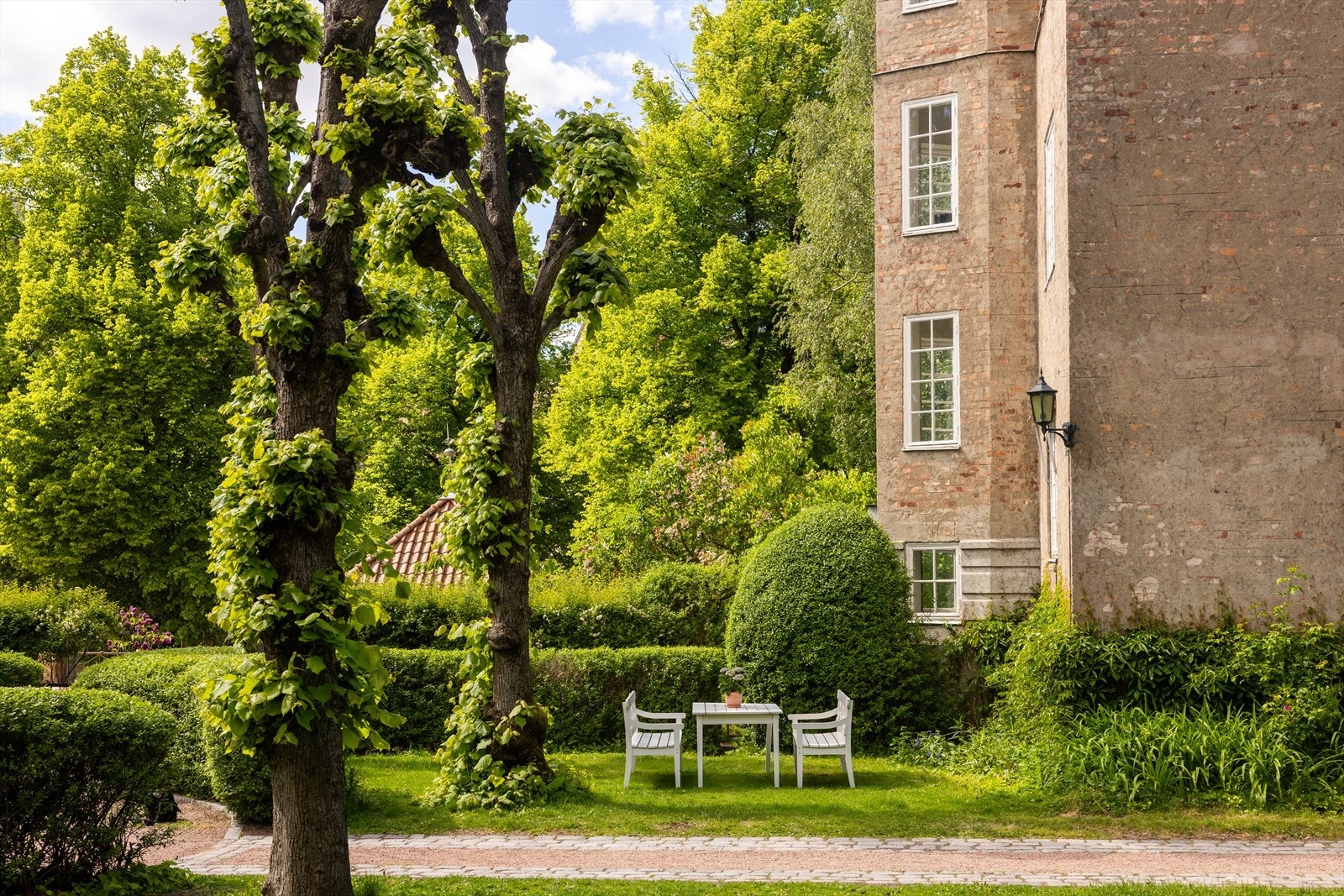 Her har du stor og pent opparbeidede fellesområder med gangveier, beplantning, plenarealer og sittegrupper. Galleribilde