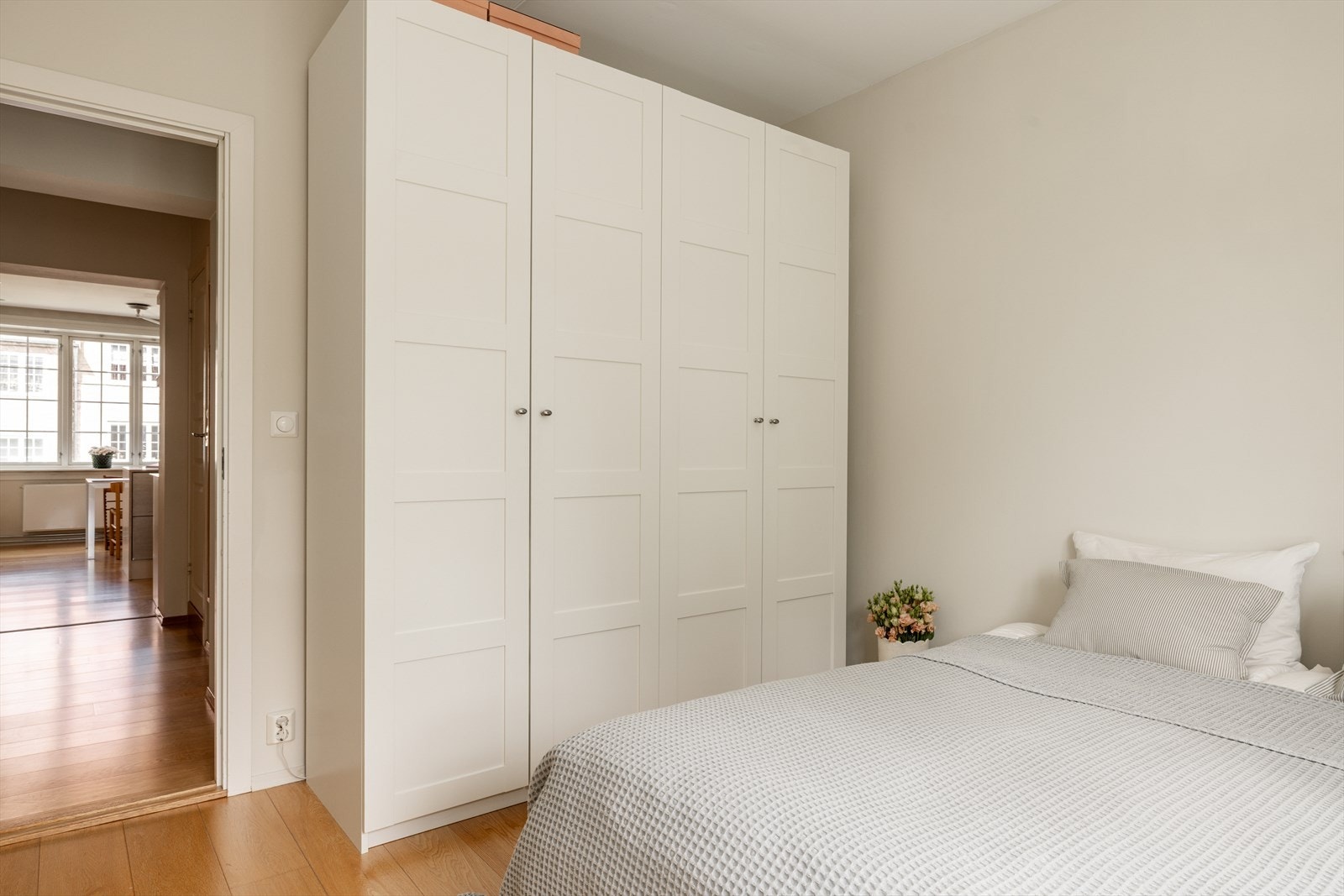 Stor garderobe på soverommet. Galleribilde