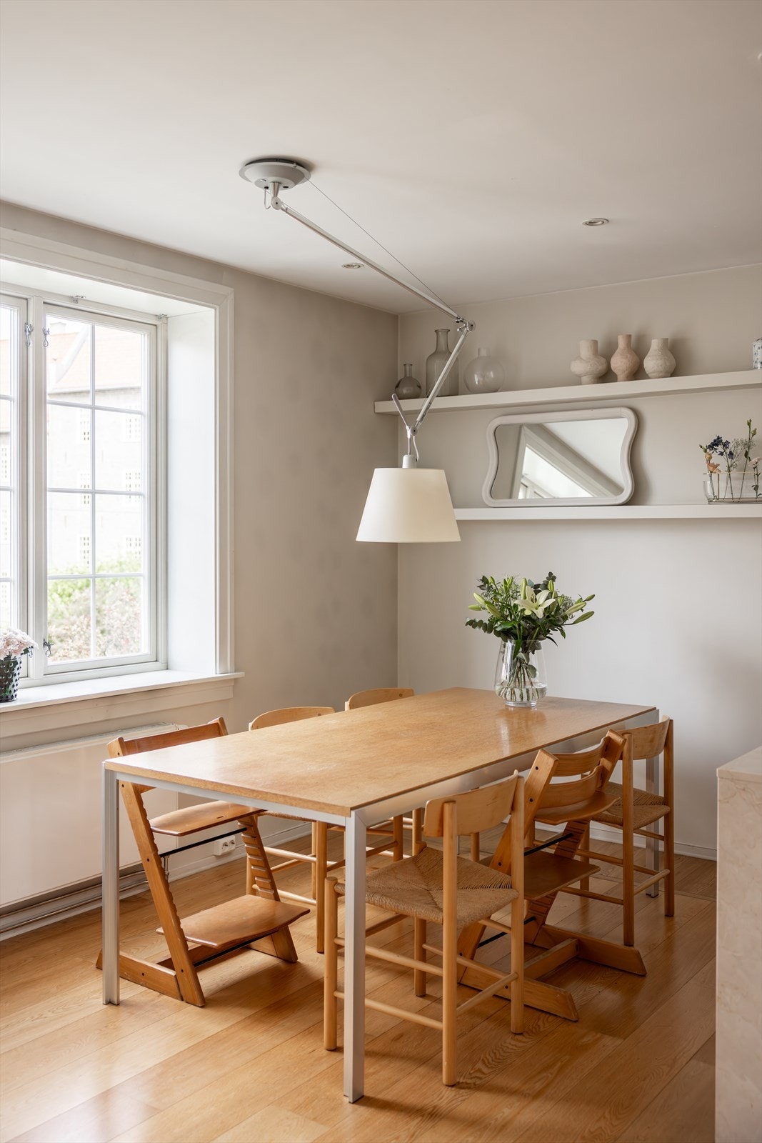God plass til langbord på kjøkkenet. Galleribilde
