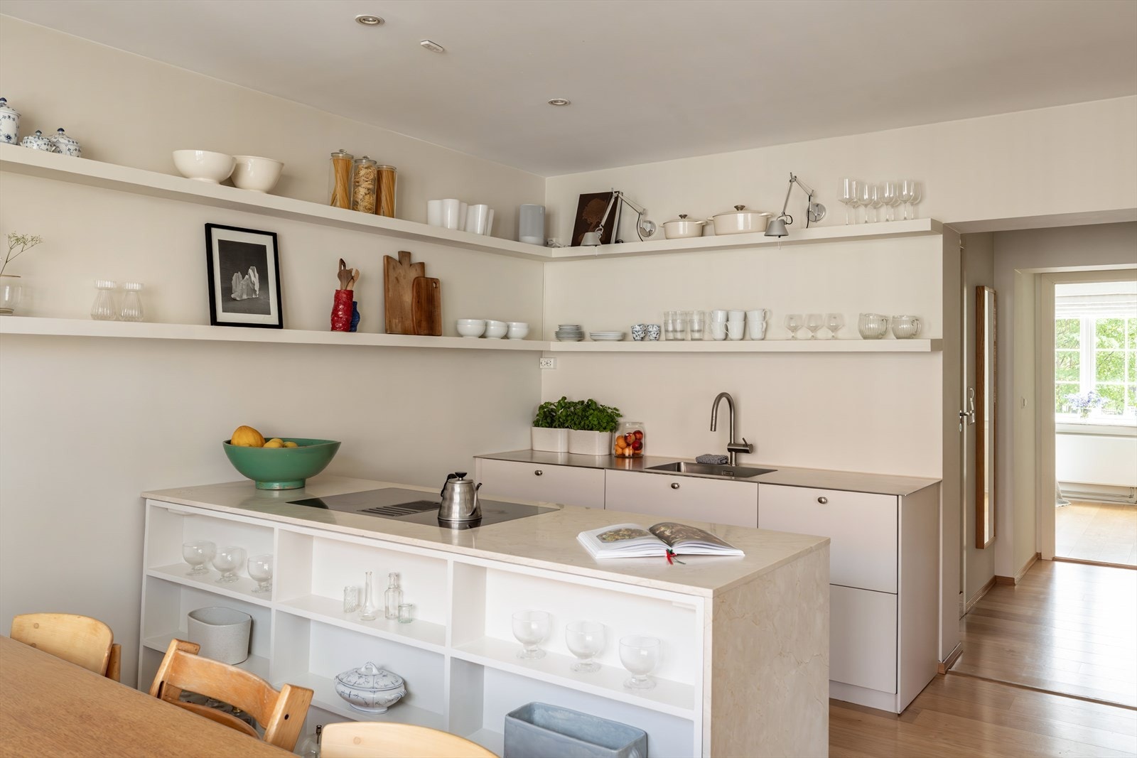 Hele leiligheten framstår tidsriktig og moderne i delikate fargevalg. Galleribilde