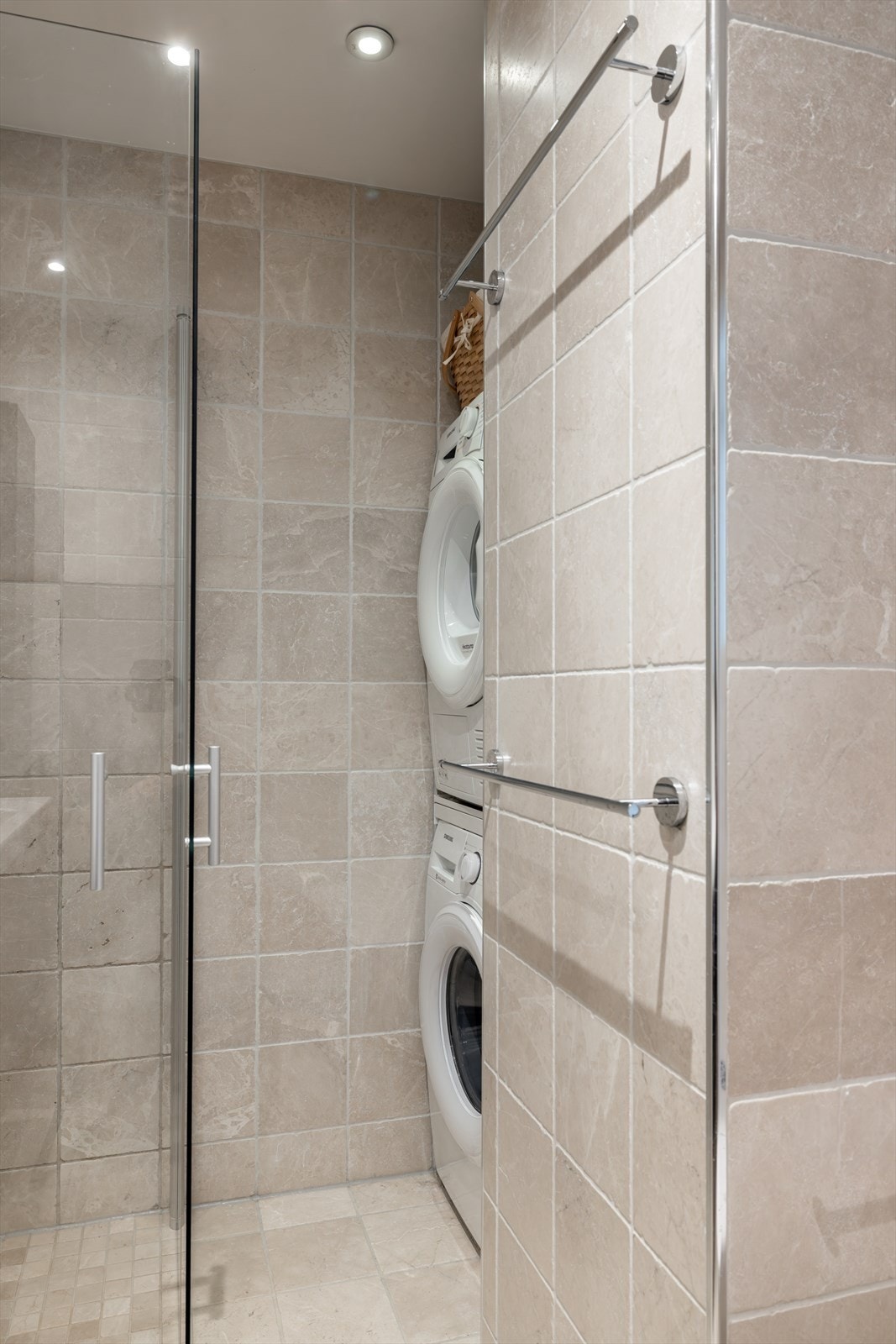 Badet har opplegg for vaskemaskin og tørketrommel. Galleribilde