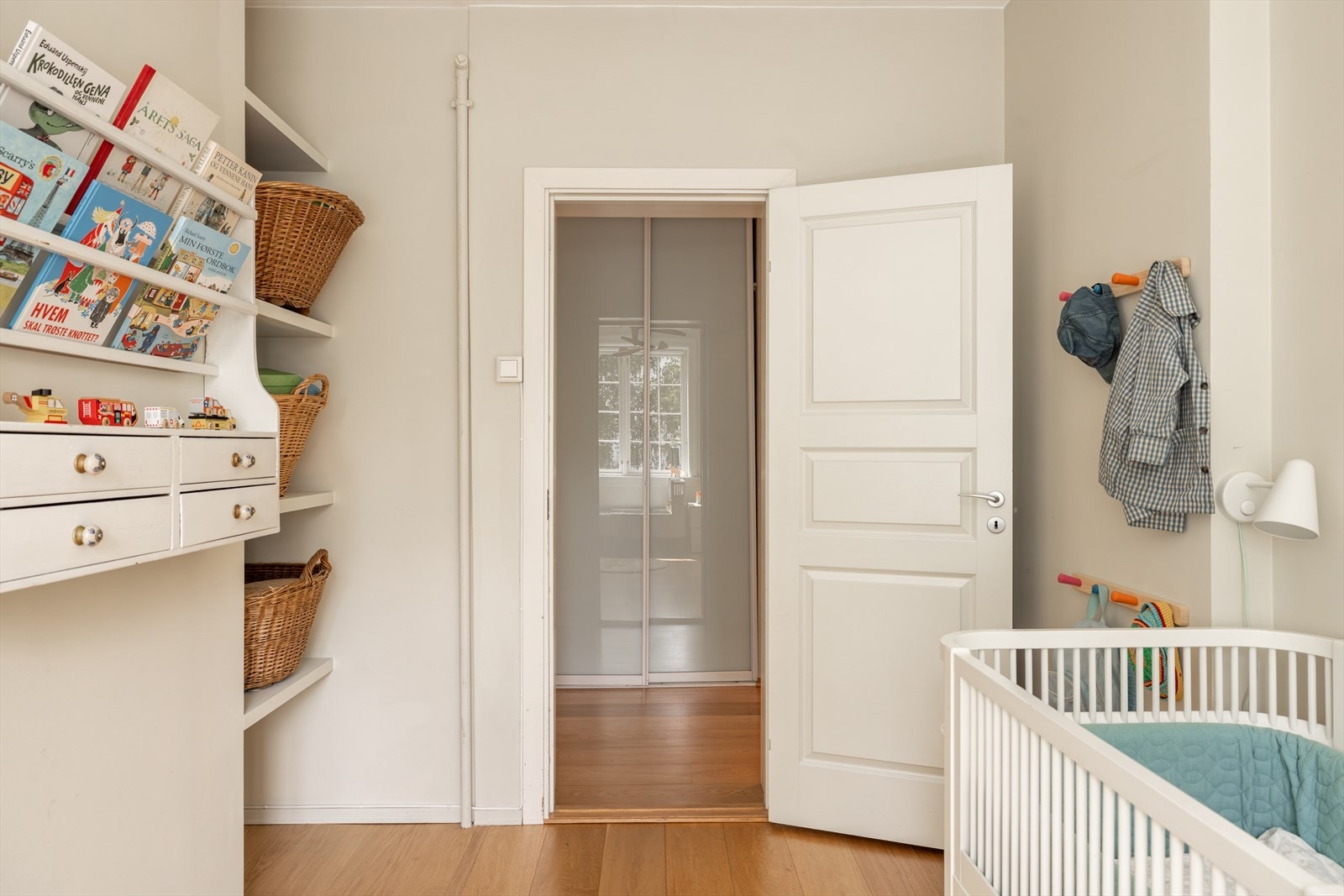 Rommet har god plass til seng, skrivebord og har praktisk skyvedørsgarderobe. Galleribilde