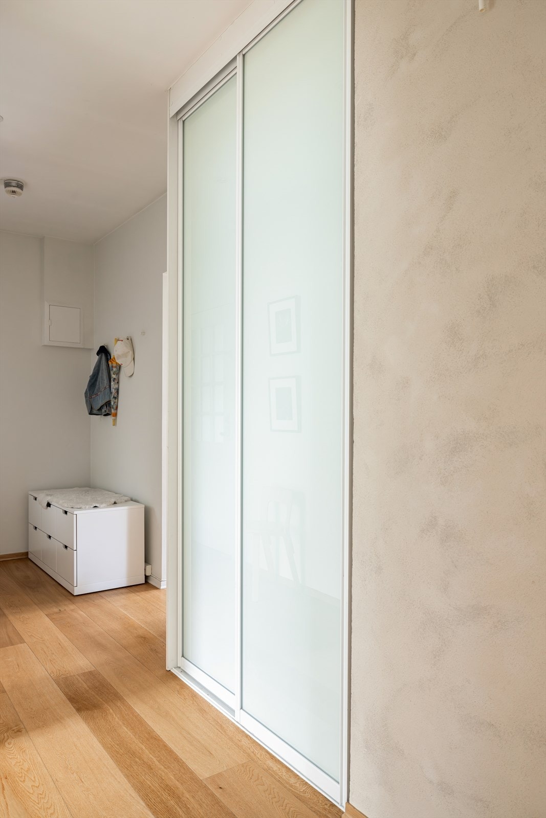 Stor skyvedørsgarderobe i tilknytning til entré for oppheng av yttertøy og sko. Galleribilde