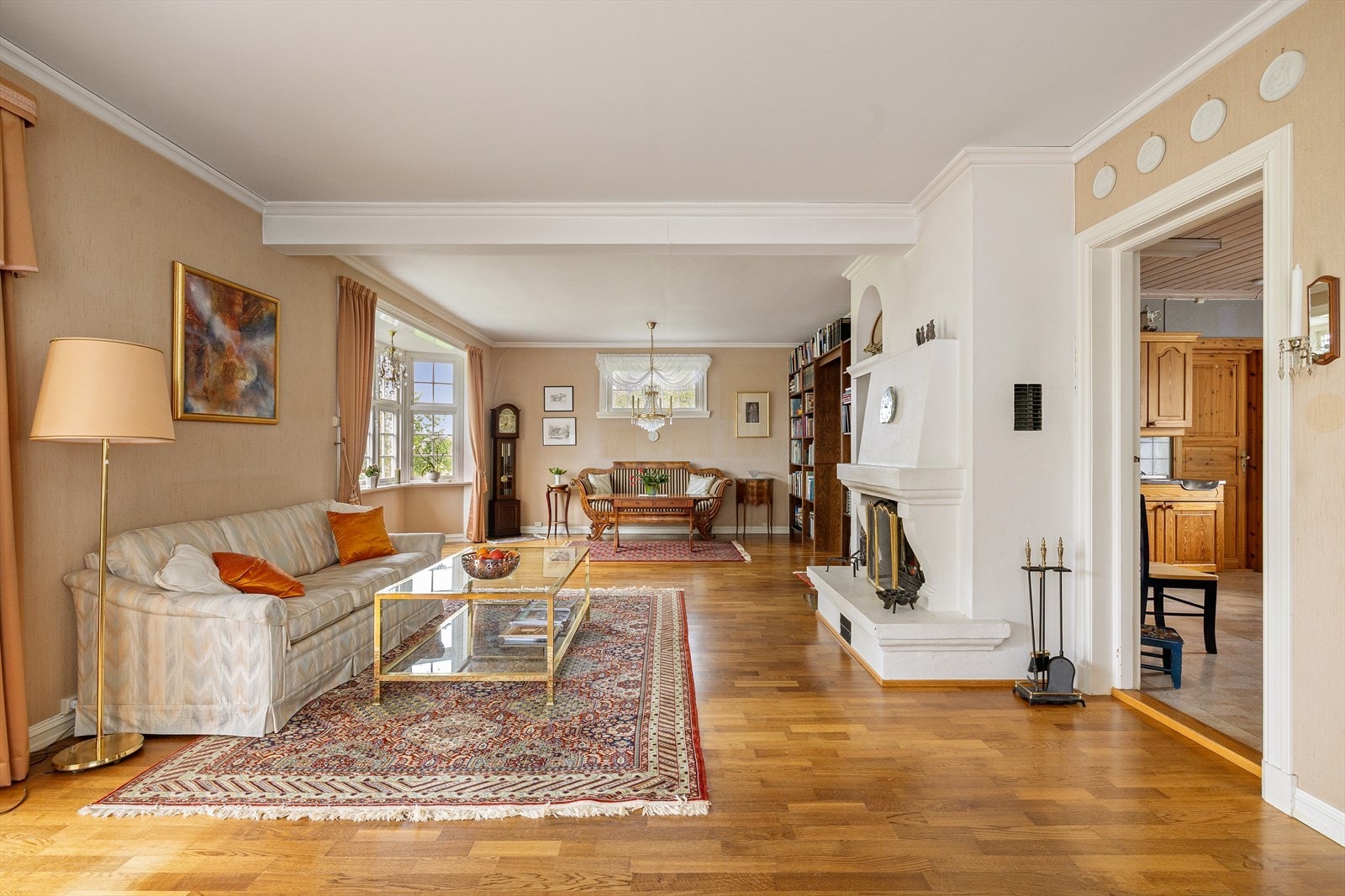 Huset har romslige og lyse oppholdsrom, en solid og gjennomført byggestil og en stor tomt med mange muligheter. Galleribilde