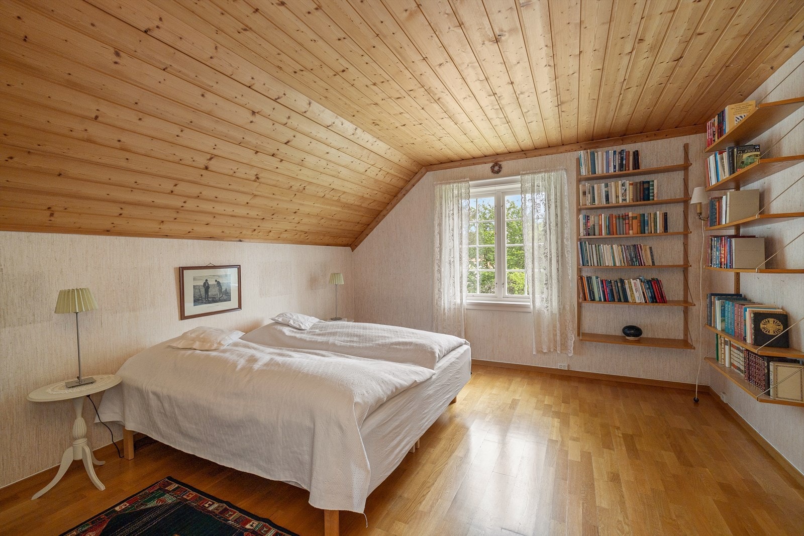 Romslig hovedsoverom med god plass til dobbeltseng med tilhørende nattbord og garderobeløsning. Galleribilde