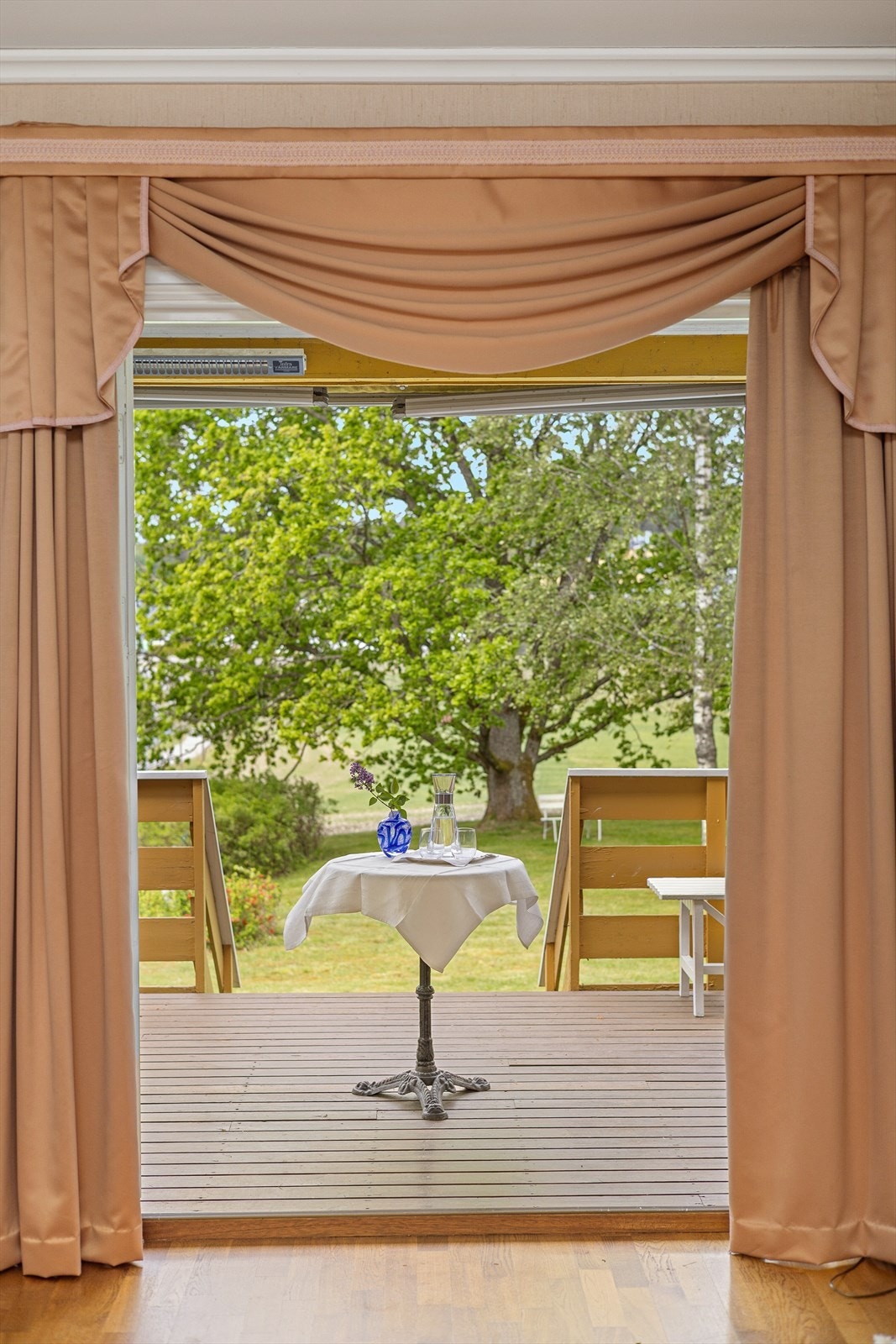 Utgang til terrasse og hage fra stuen. Galleribilde