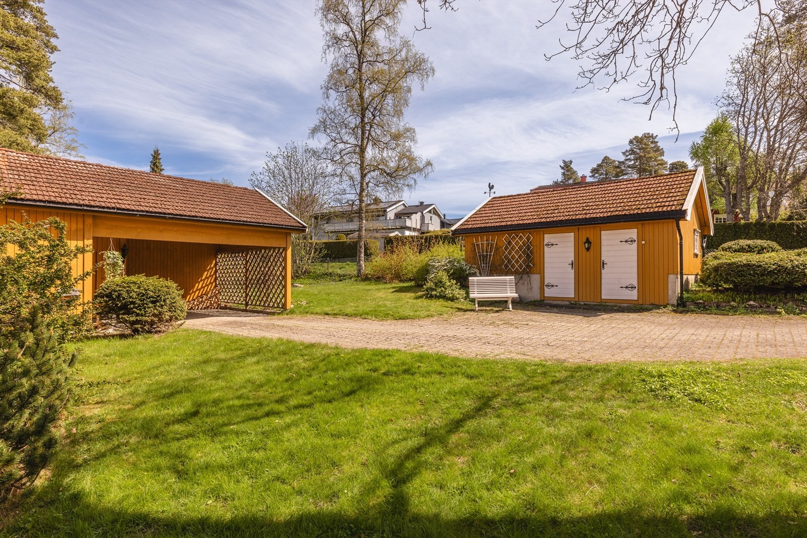 Stor innkjøring på tomten. Galleribilde