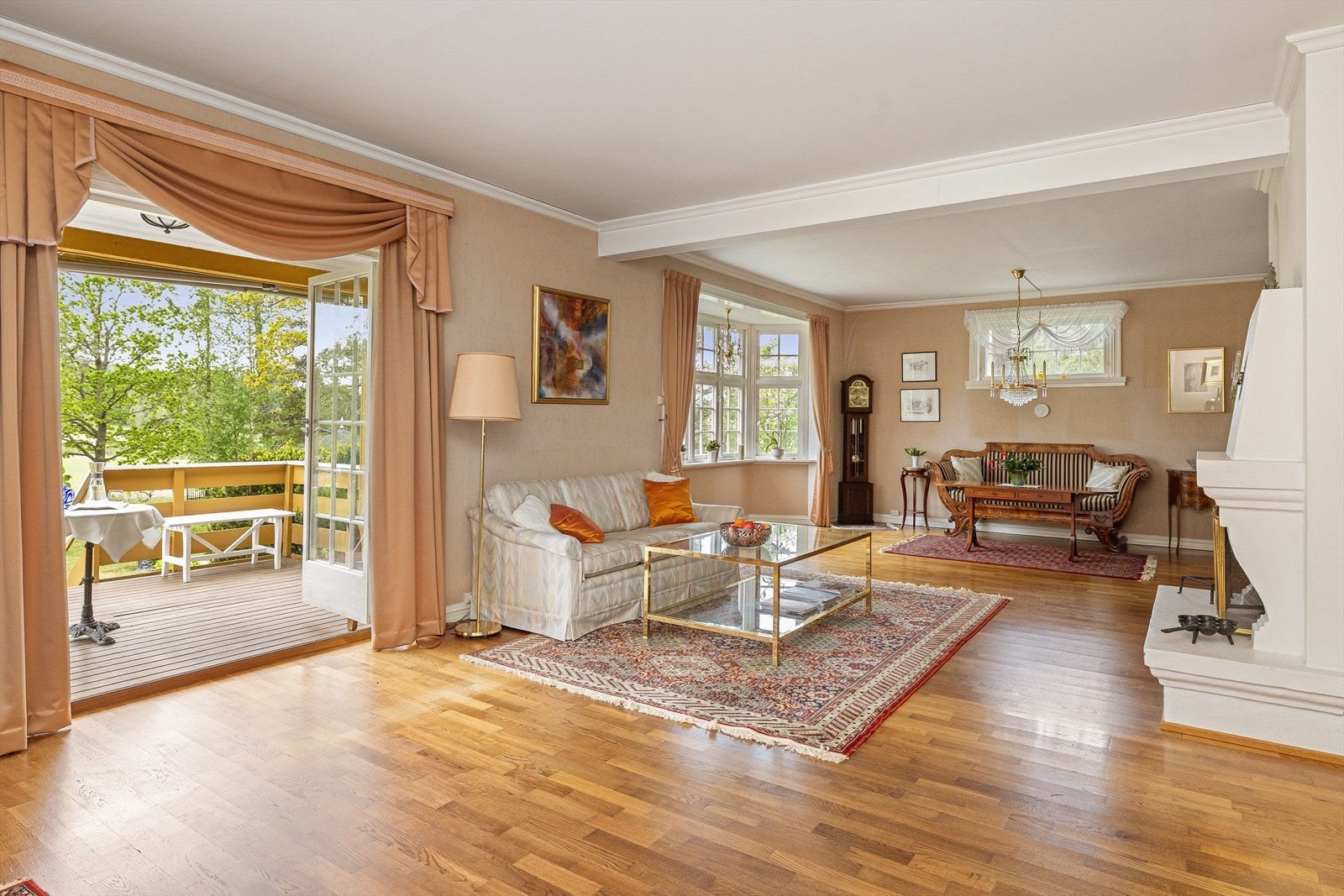 Stuen er svært romslig og har flere møbleringsmuligheter. Galleribilde