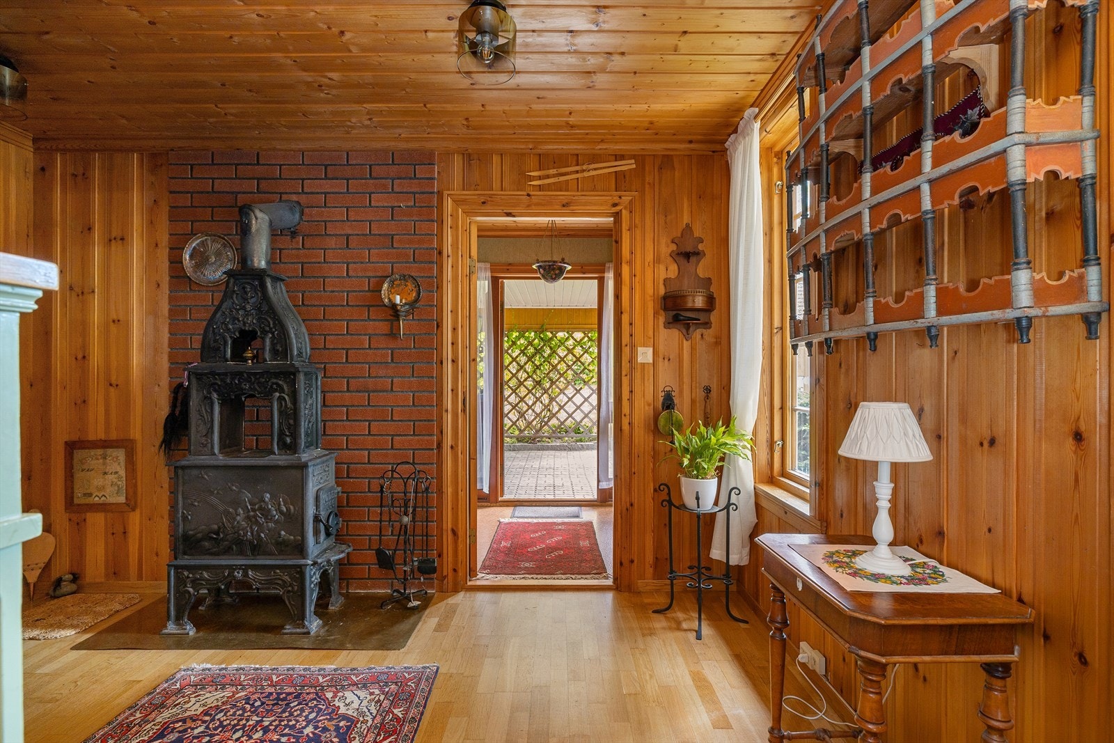 Romslig og innbydende hall med god plass til sko og yttertøy. Galleribilde