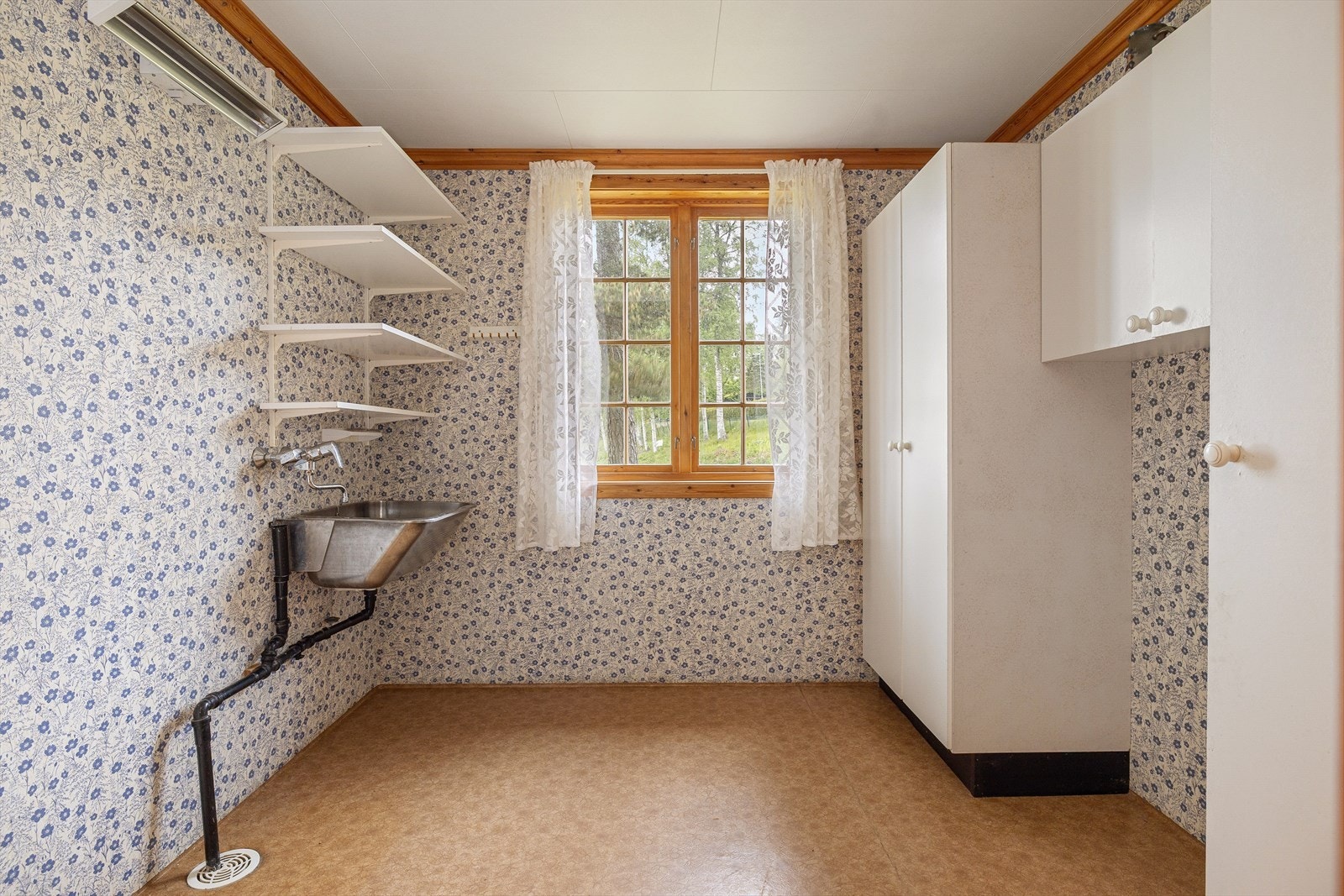 Eget vaskerom med utslagsvask og opplegg for vaskemaskin. Galleribilde