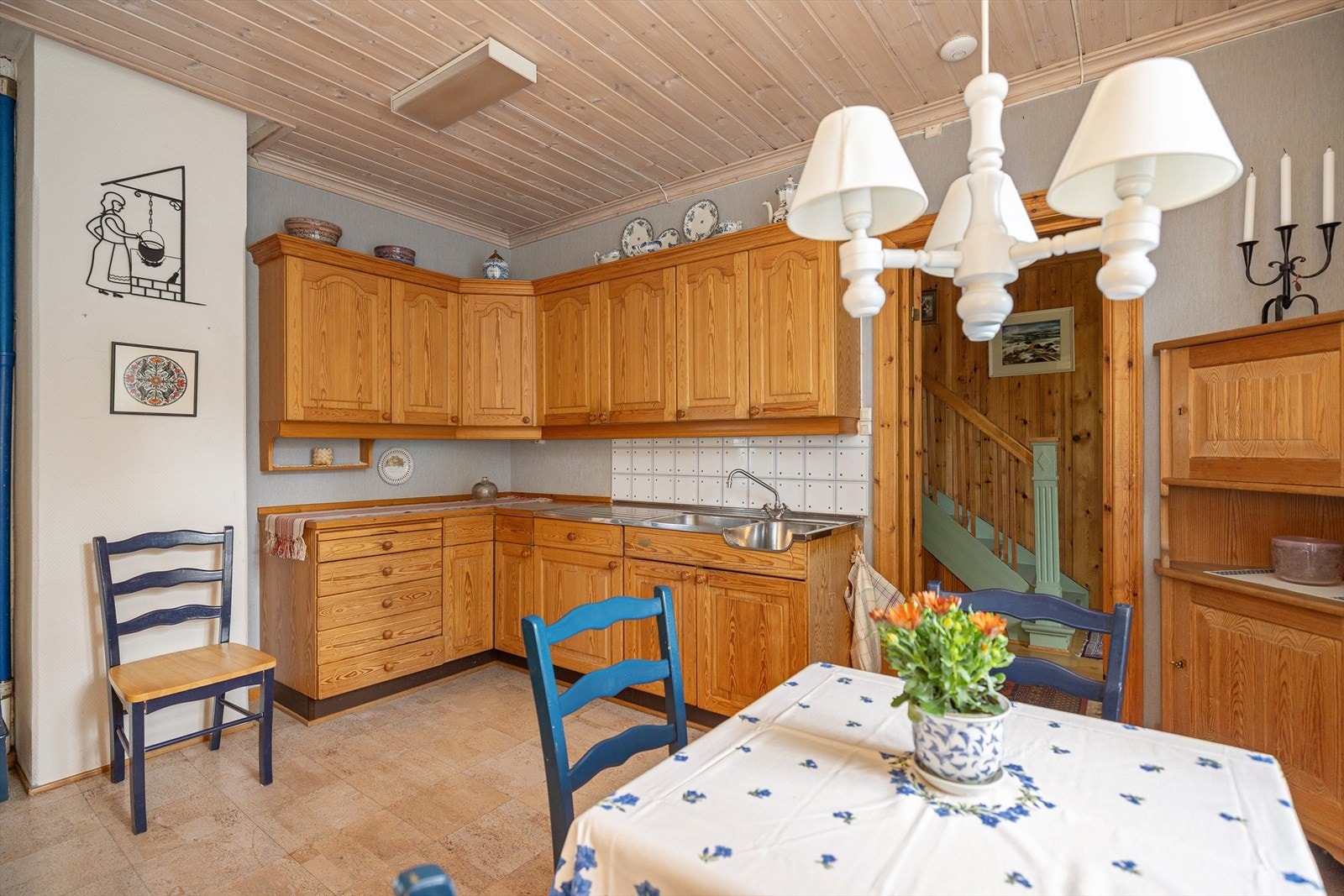 Kjøkkenet har innredning i heltre, type Sivesind, med profilerte fronter. Benkeplaten er av heltre. Det er kjøkkenventilator med avtrekk ut. Galleribilde