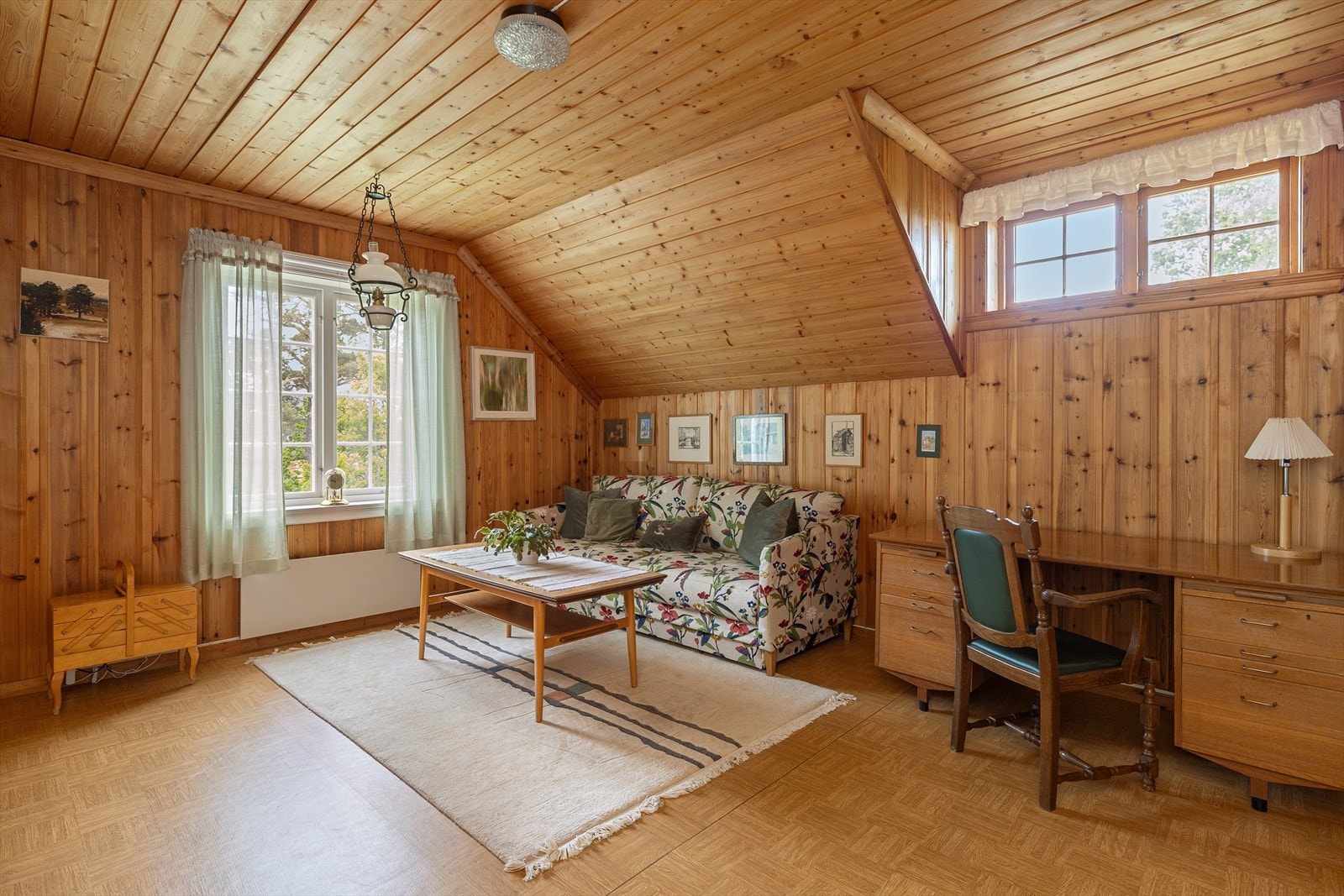 Soverom tre er også av god størrelse og har plass til dobbeltseng med tilhørende nattbord og garderobeløsning. Galleribilde