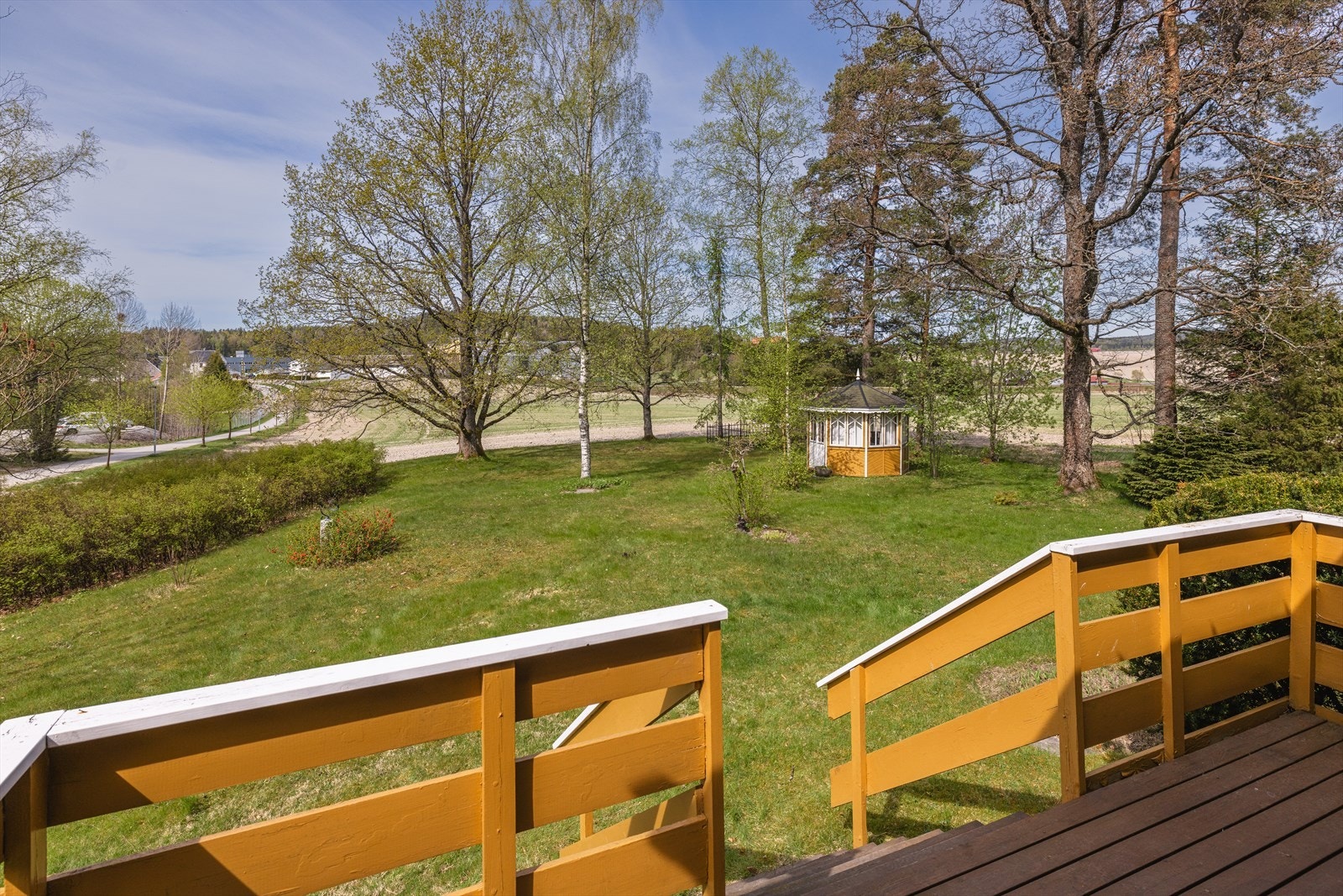 Adkomst til hagen fra terrassen. Galleribilde