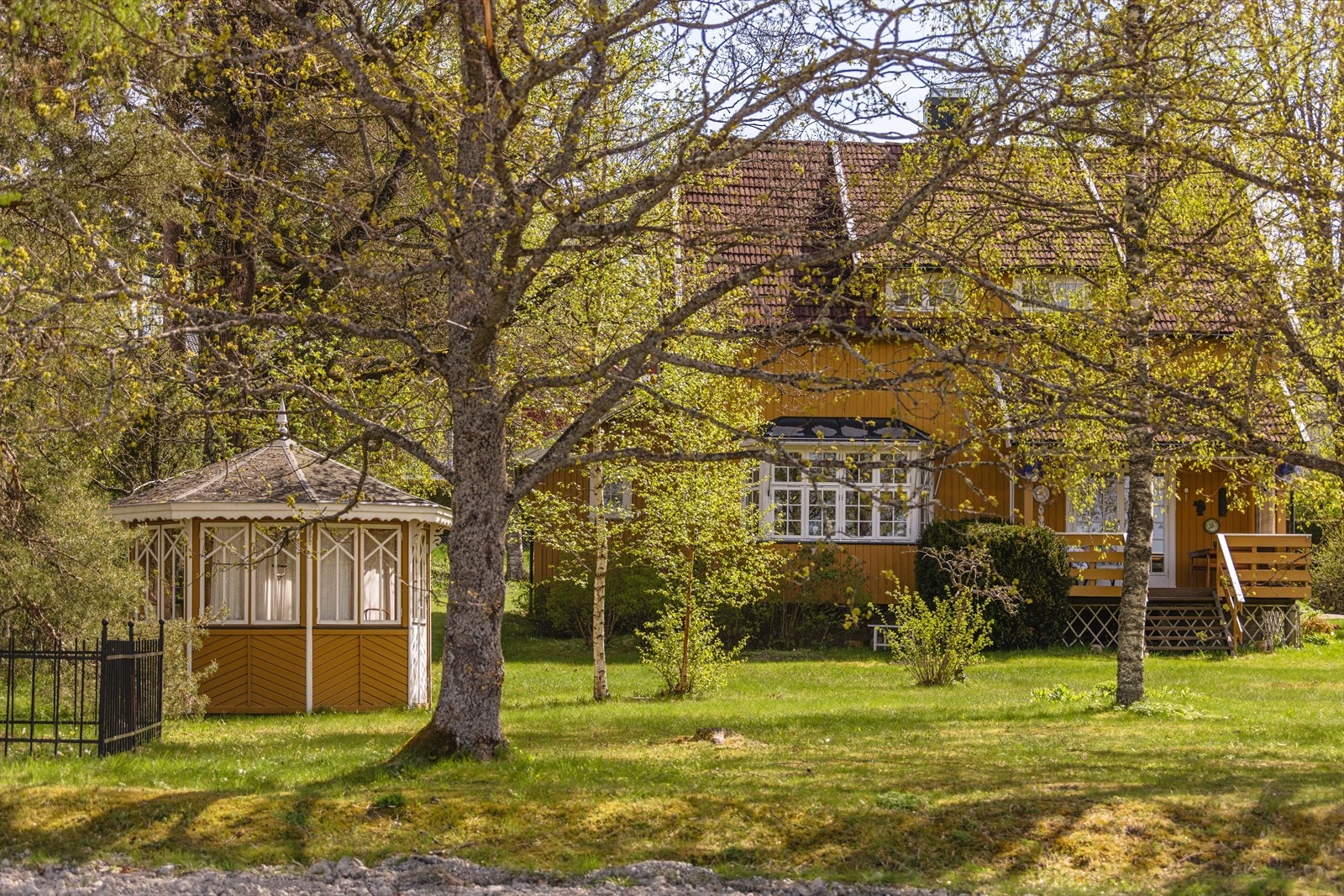 Boligen har en tomt på hele 2,6 mål. Galleribilde