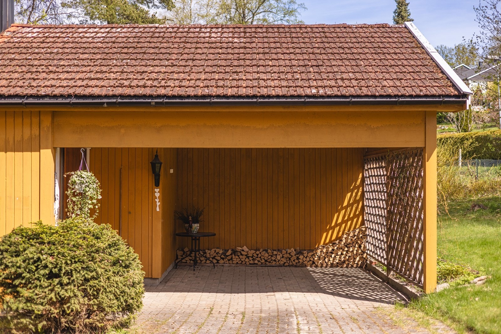 God plass til bil under overbygg. Galleribilde