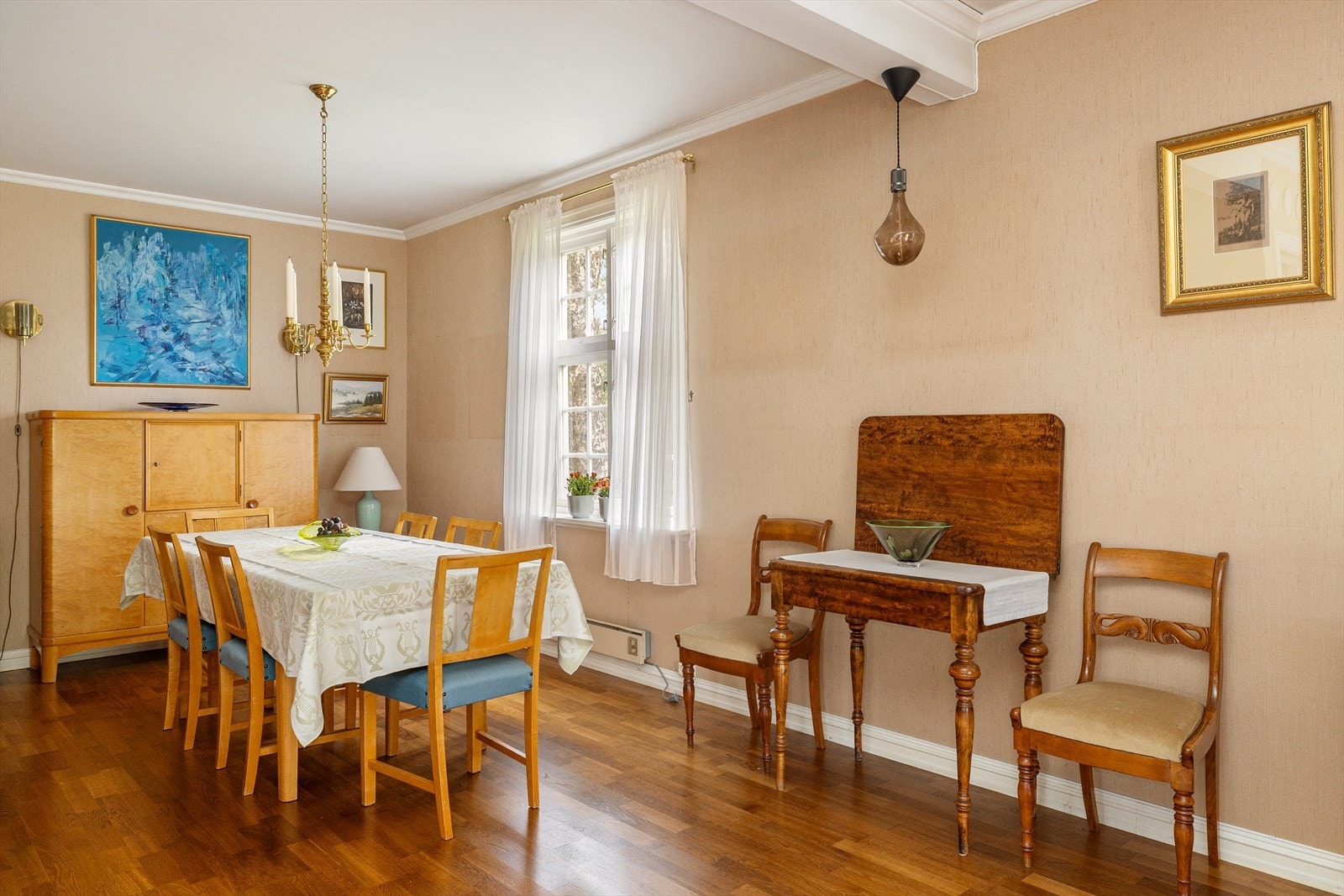 God plass til langstrakt spisebord. Galleribilde