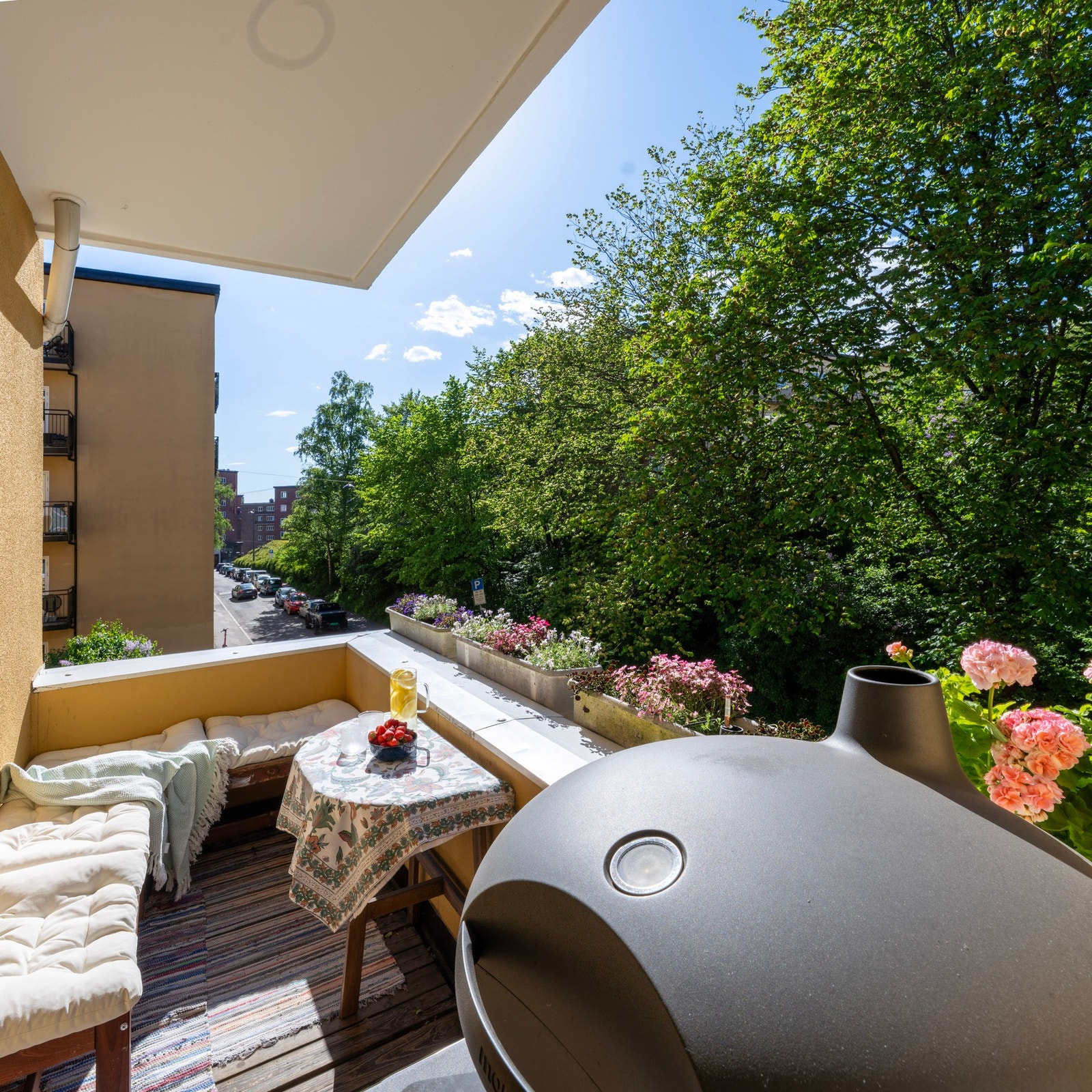 Balkongen blir en naturlig forlengelse av stuen - perfekt for varme sommerdager. Galleribilde