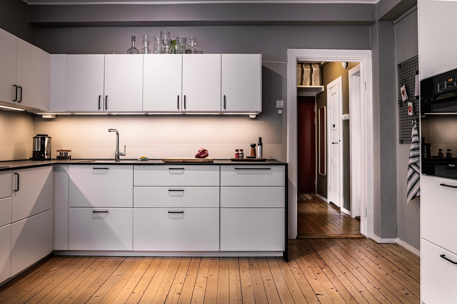 Kjøkkeninnredning inkl. hvitevarer ble montert i 2021. Stekeovn og platetopp er
eldre (ukjent alder). Galleribilde