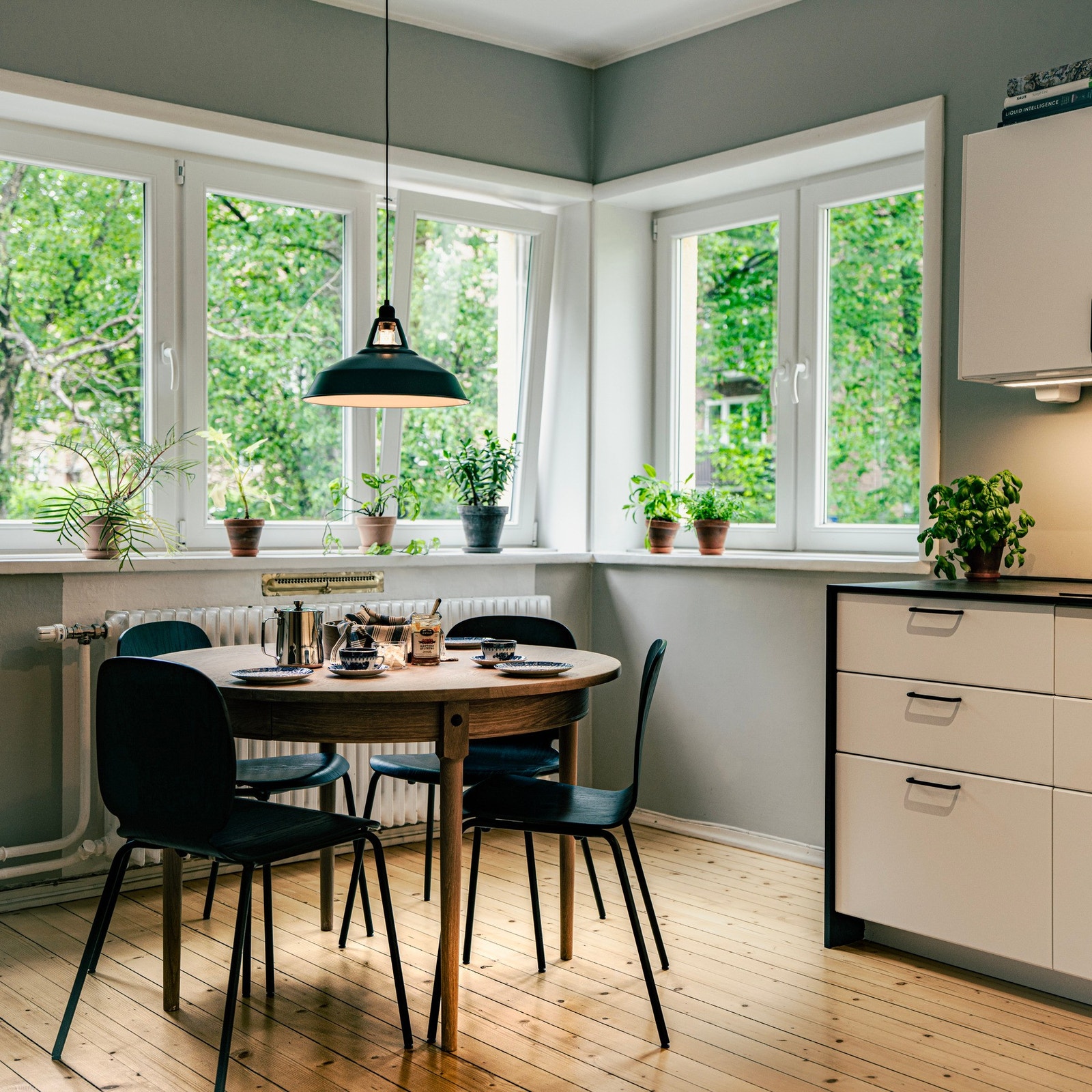 Naturlig plass for spisebord - her kan man invitere venner og familie til hyggelige lag! Galleribilde