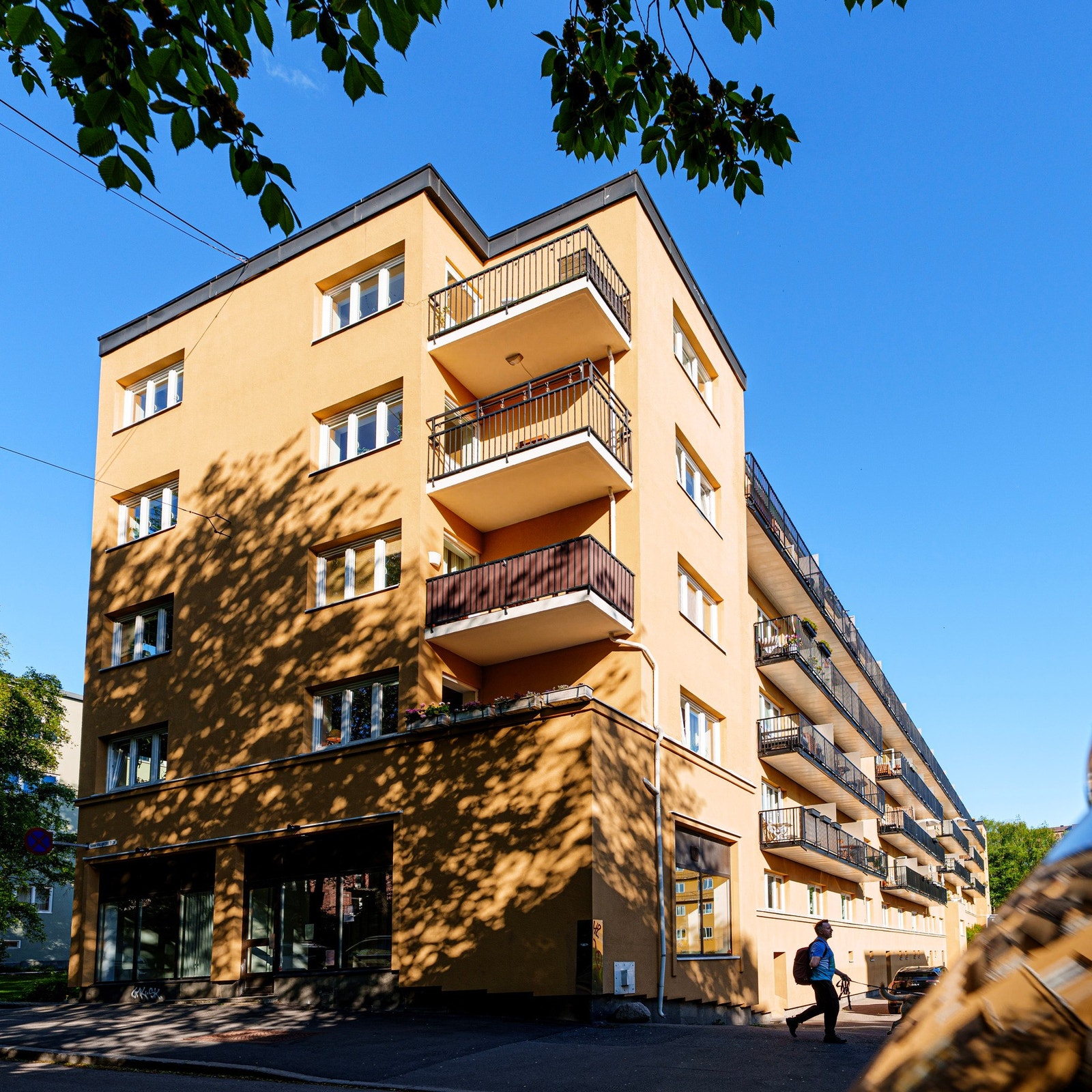 Da man bygget området var et av hovedmålene å få luft mellom blokkene og sollys inn i leilighetene. Galleribilde