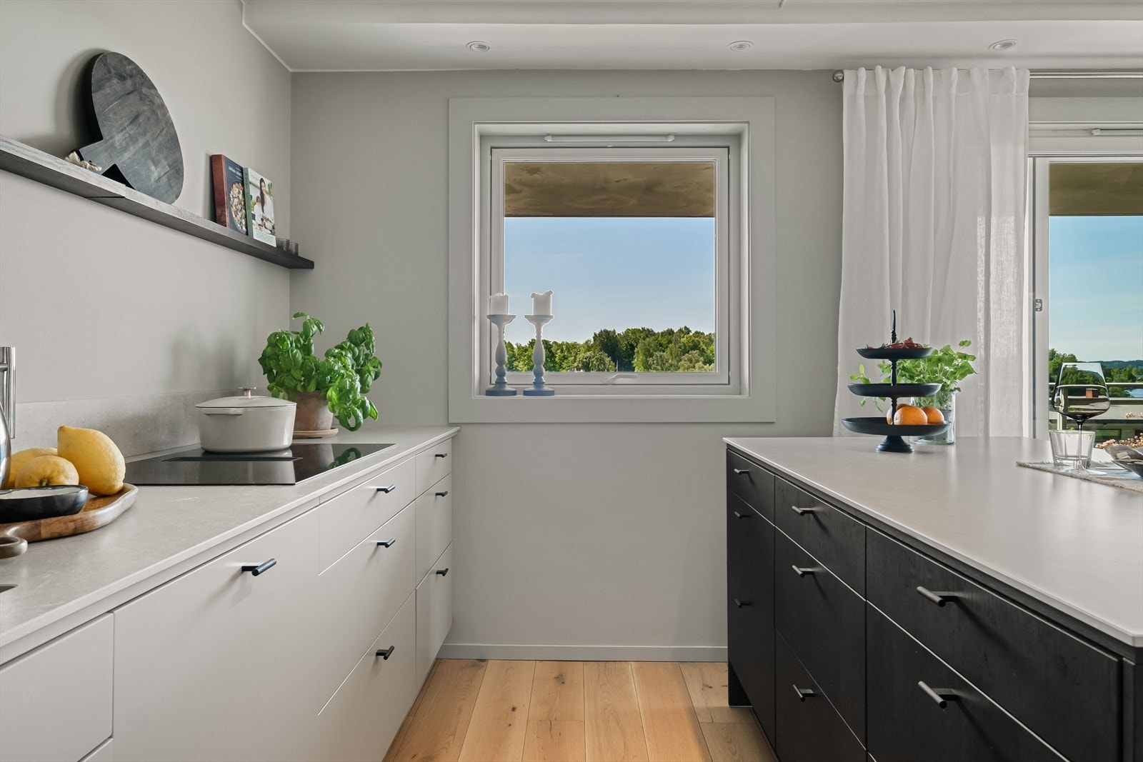Kjøkkeninnredning med benkeplater og backsplash av hardlaminat/kompositt og slette skapfronter. Galleribilde