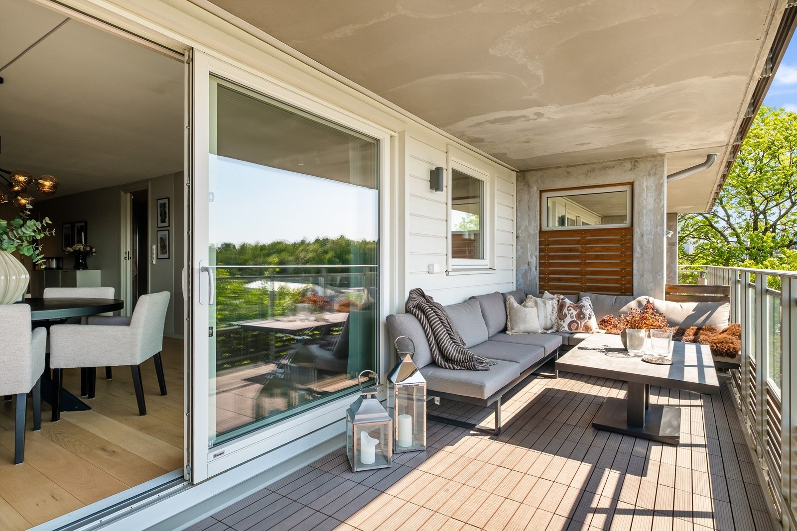 Balkongen blir som en forlengelse av stuen/kjøkkenet på varme dager, og har godt med plass til utemøbler, grill, blomster e.l. Galleribilde