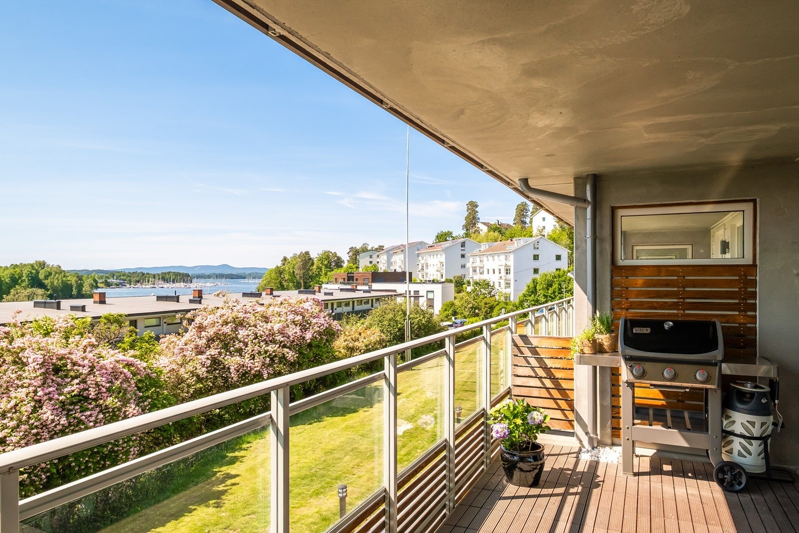 Dette er en flott mulighet til å sikre seg en meget tiltalende og moderne selveierleilighet, i et hyggelig og veldrevet sameie, på populære og barnevennlige Lysaker/Holtekilen. Galleribilde