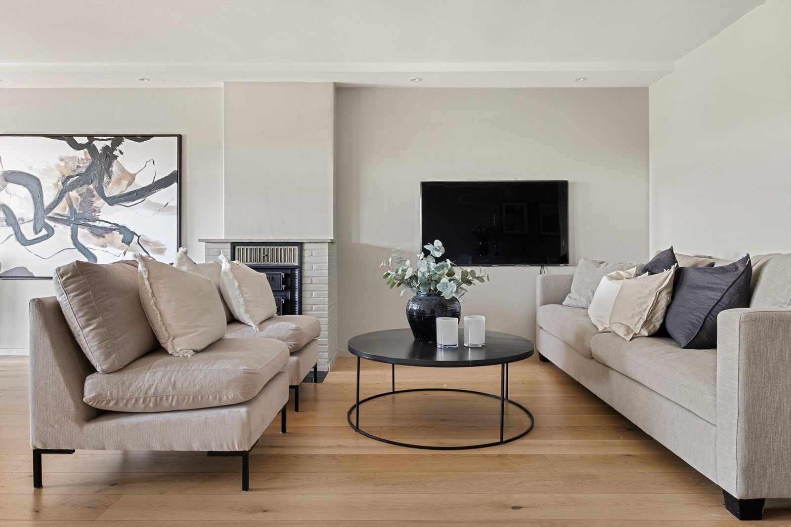 Stuen har god plass til sofagruppe med tilhørende bord og mediebenker, samt en spisegruppe som rommer plass til mange gjester. Galleribilde