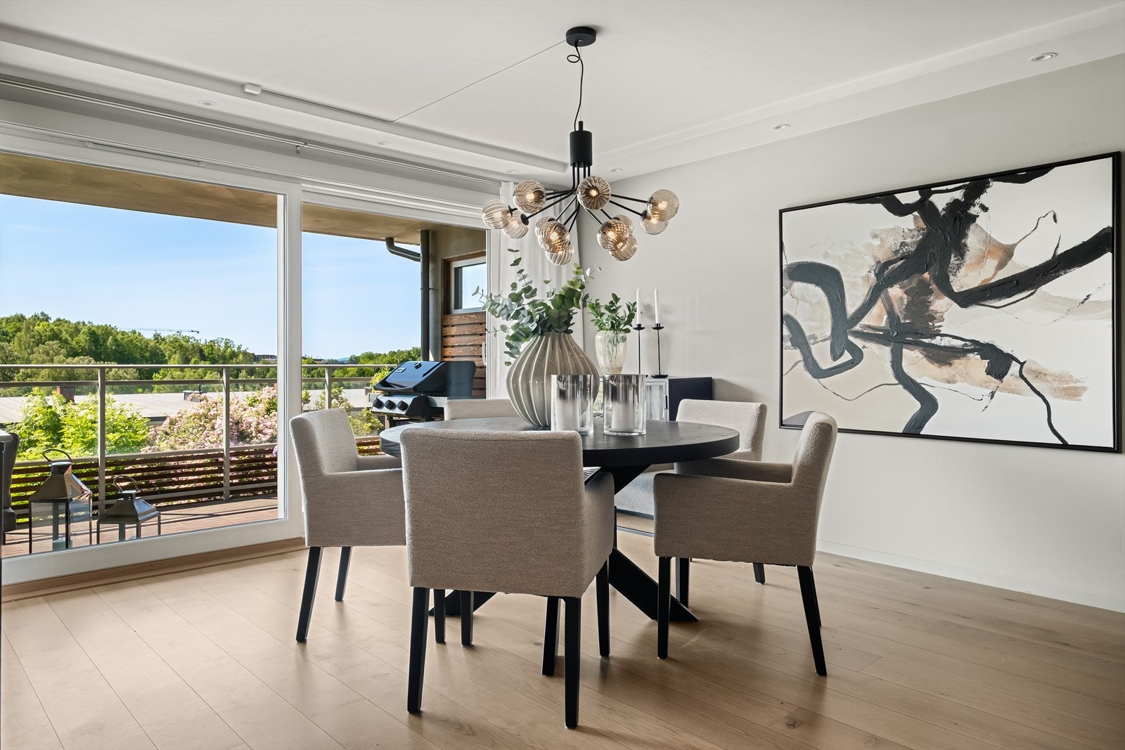 Attraktivt plassert innerst i Holtekilen, finner man denne herlige leiligheten, med en smart og funksjonell planløsningen. Velkommen inn! Galleribilde