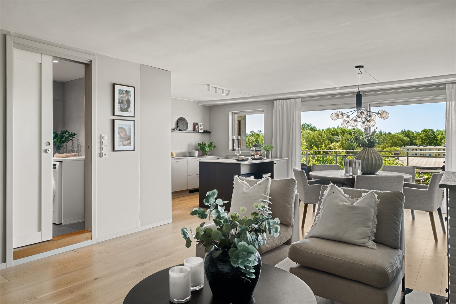 Her er det store vindusflater som sørger for rikelige mengder med naturlig lys og god atmosfære, samt nydelig utsyn over nærområdet. Galleribilde