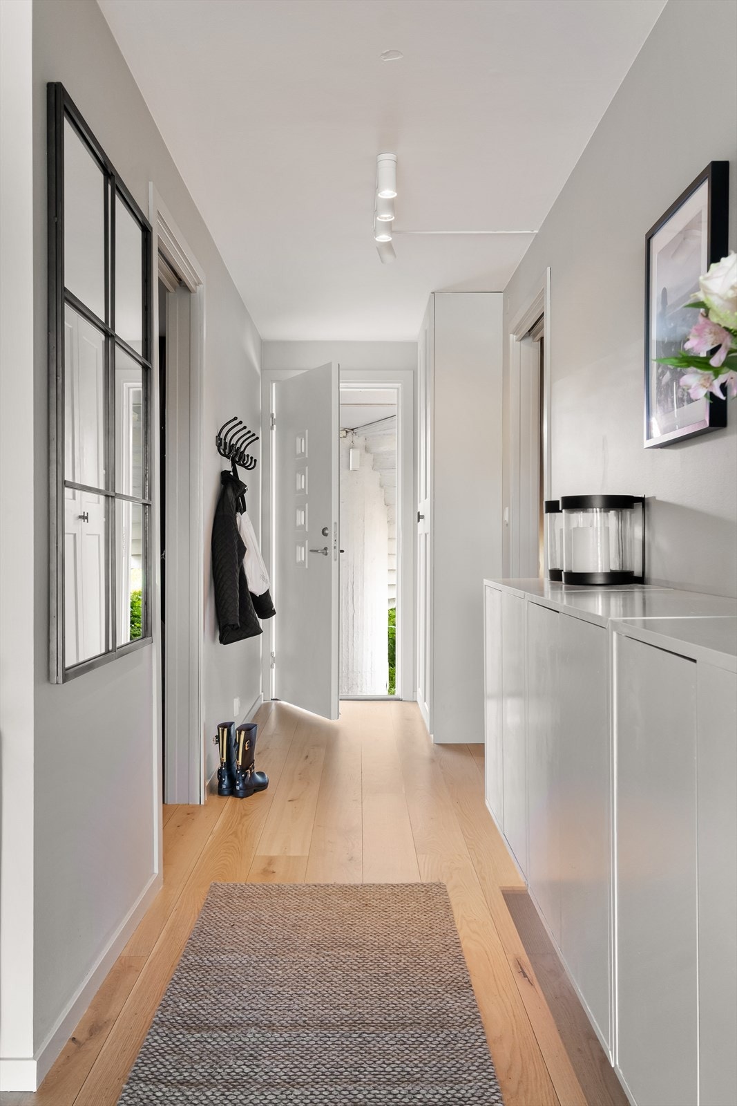 I entréen/gangen er det garderobeskap og godt med plass til klesoppheng og sko. Galleribilde