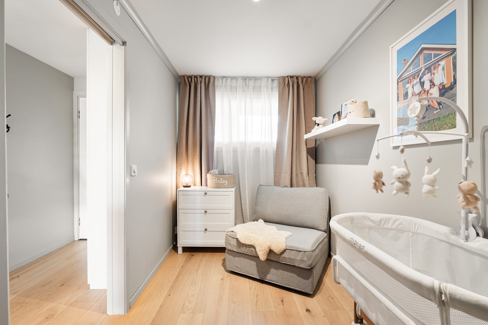Soverom 2 har god plass til seng, skrivebord, kommode e.l. Galleribilde