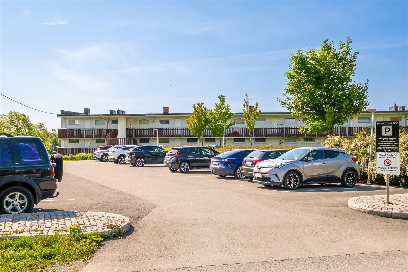 Det medfølger ett parkeringsoblat for parkering på sameiets plasser, som vil si parkering etter førstemann til mølla - prinsippet. Selger opplyser at det koster ca. 800kr i mnd. for å kunne lade bilen på sameiets ladebokser. Galleribilde