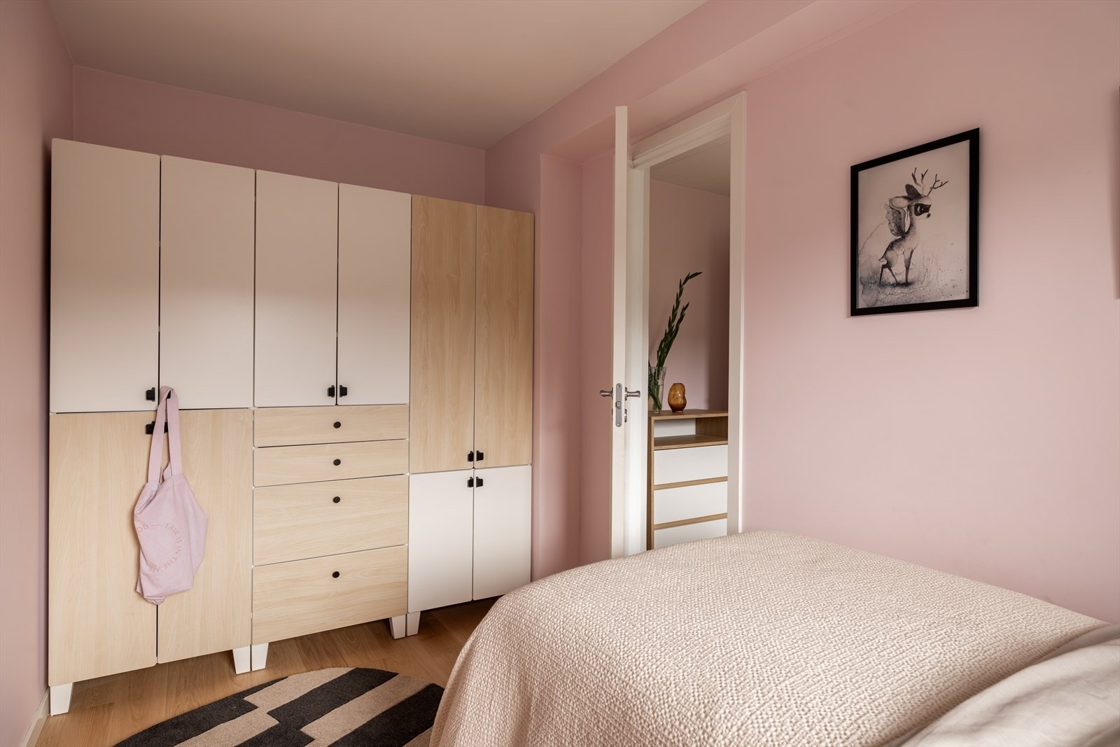 God plass til stor garderobe på det ene rommet. Galleribilde