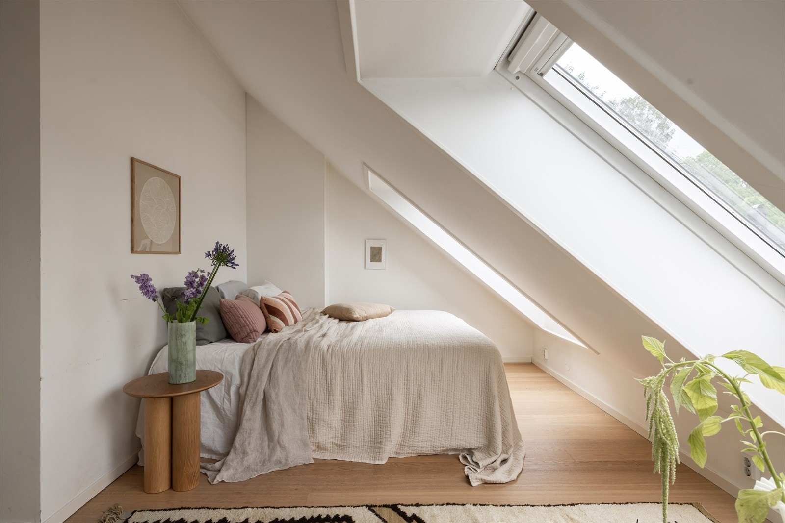 Romslig hovedsoverom med store vindusflater. Galleribilde