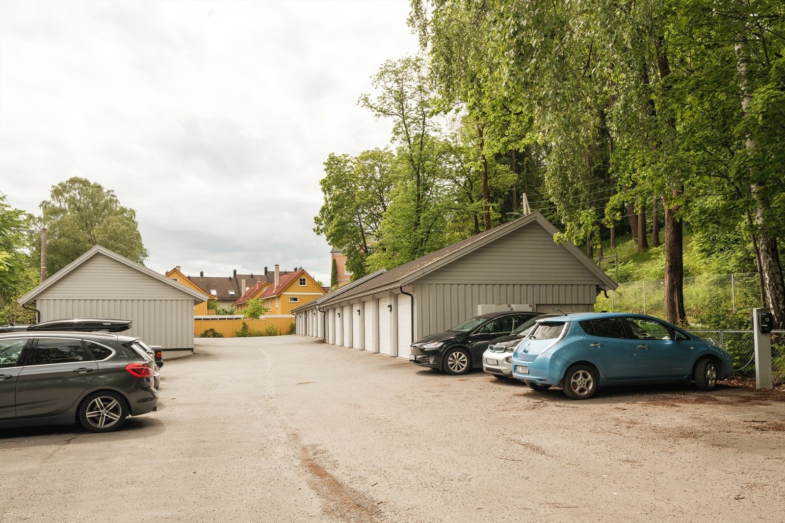 I tillegg til garasje så kan du ha en privat bil på oppstillingsplass - samt gjester kan stå parkert. Galleribilde