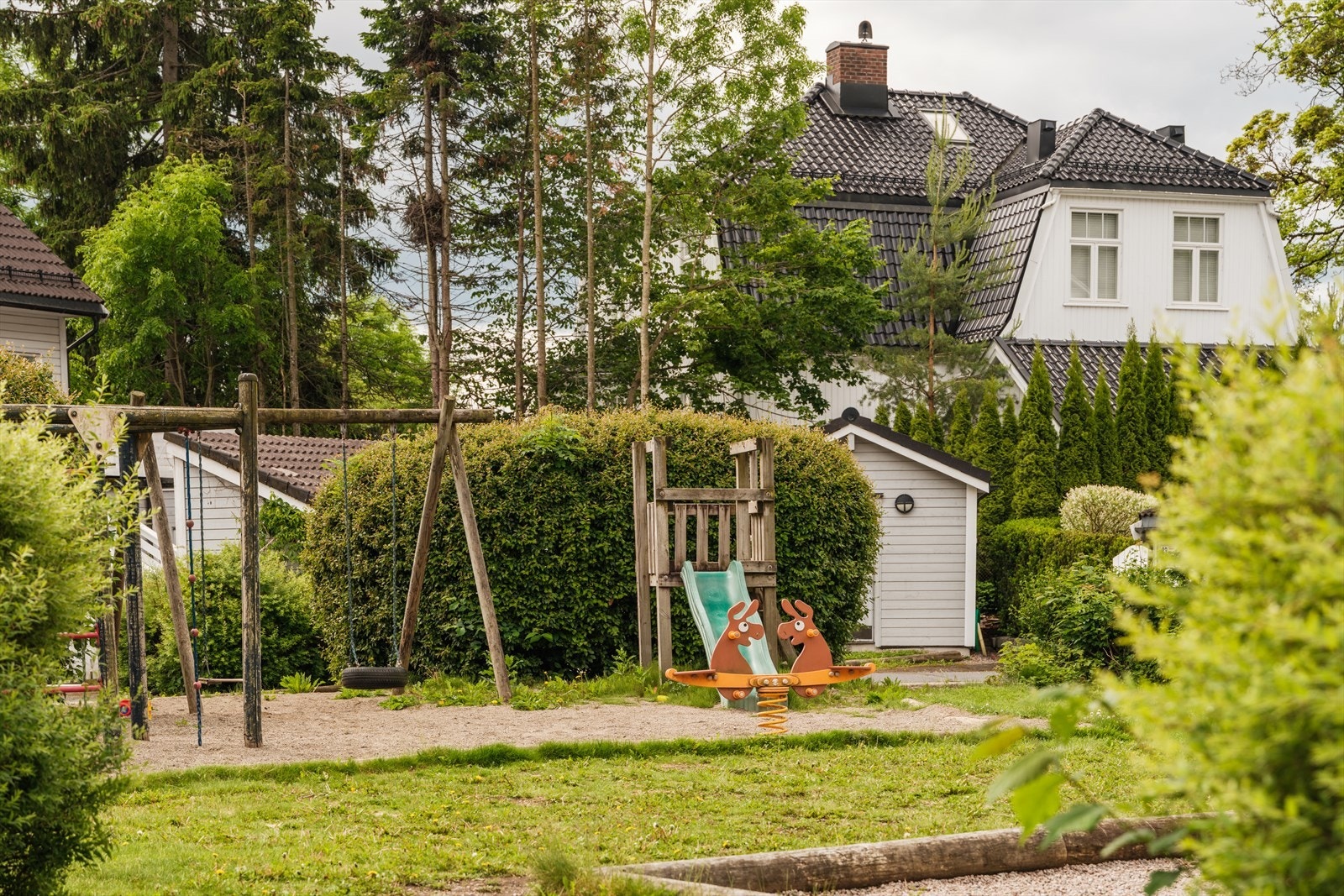 Her bor du med gange til sentrum - i landlige grønne omgivelser. Galleribilde
