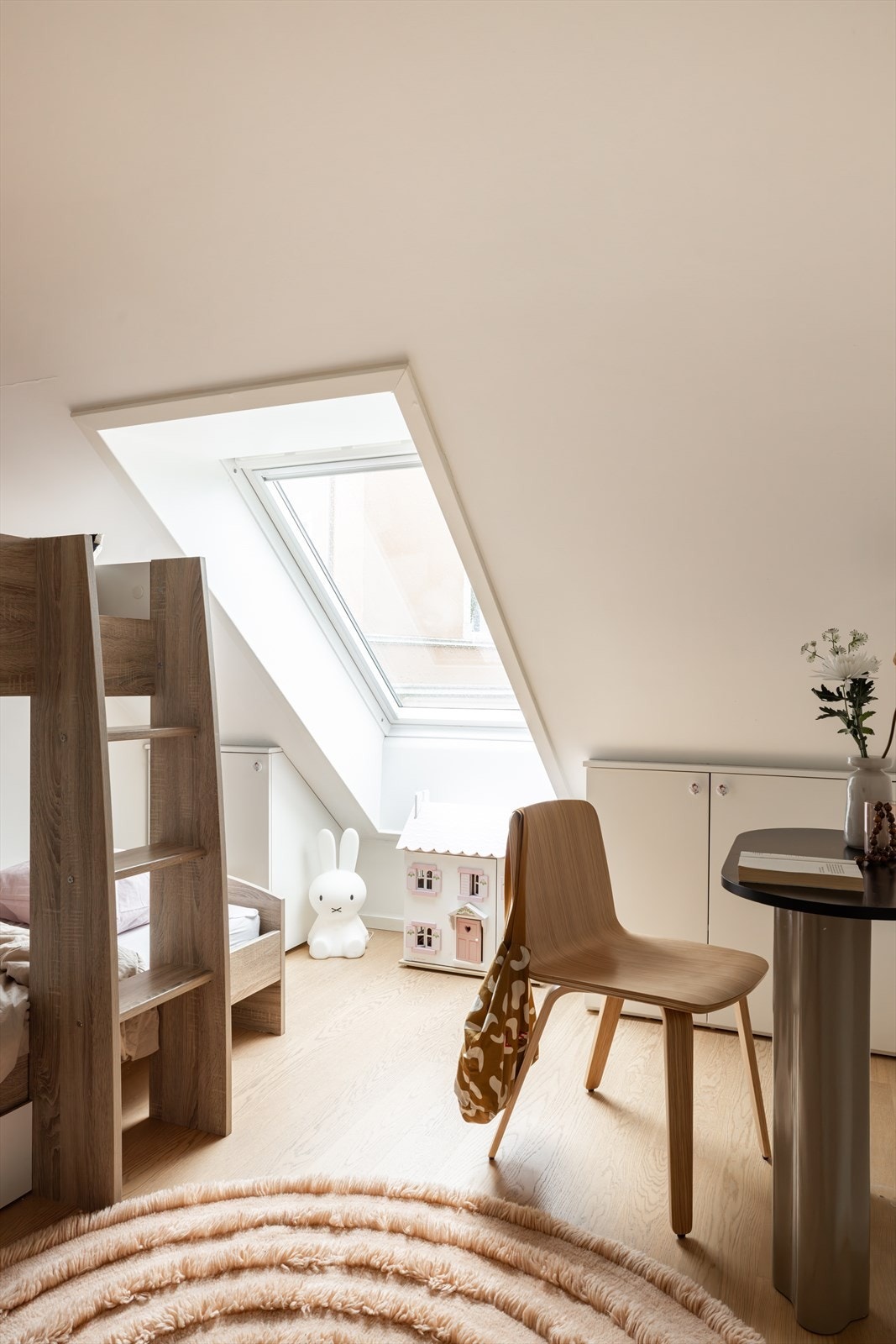 God plass til seng, skrivebord og oppbevaringsmuligheter. Galleribilde