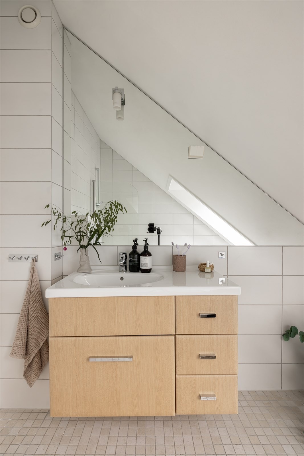 Badet har badekar med dusj, vegghengt wc, servant med underskap og speil. Galleribilde