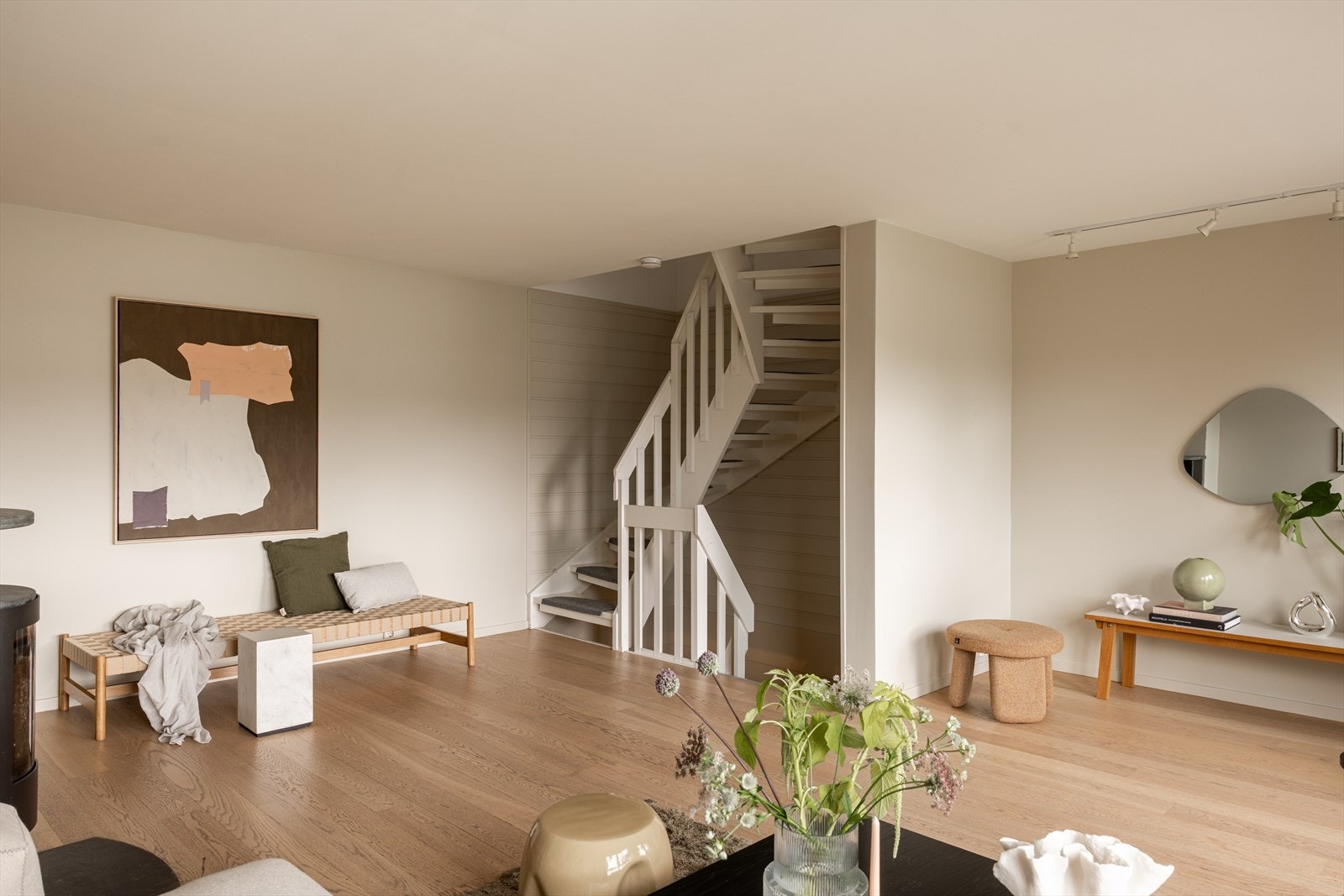 Huset har en lys og romslig stue med plass til flere soner. Galleribilde