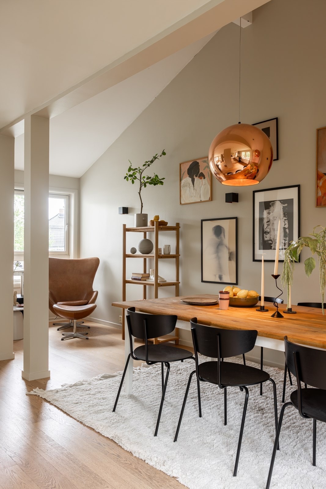 I bakkant av spisestuen er det plass til hjemmekontor eller lesekrok. Galleribilde
