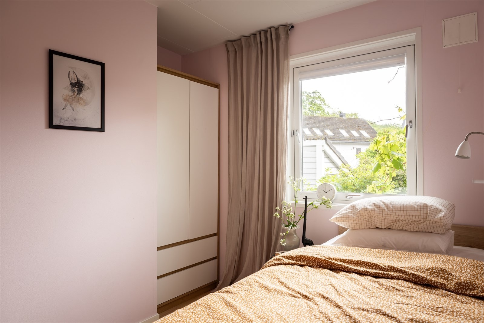 Begge rom har god plass til seng og garderobe. Galleribilde
