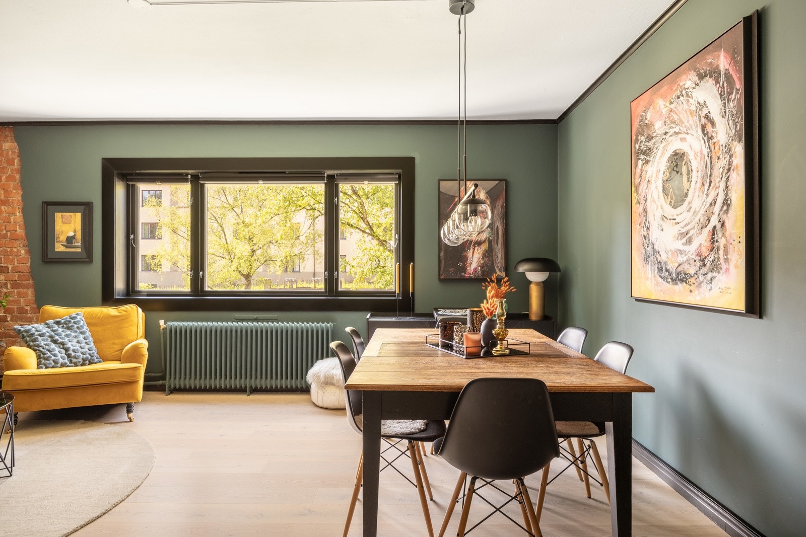 Dette er et optimalt oppholdsrom for deg som ønsker mye plass til å kunne invitere til sosiale sammenkomster. Galleribilde