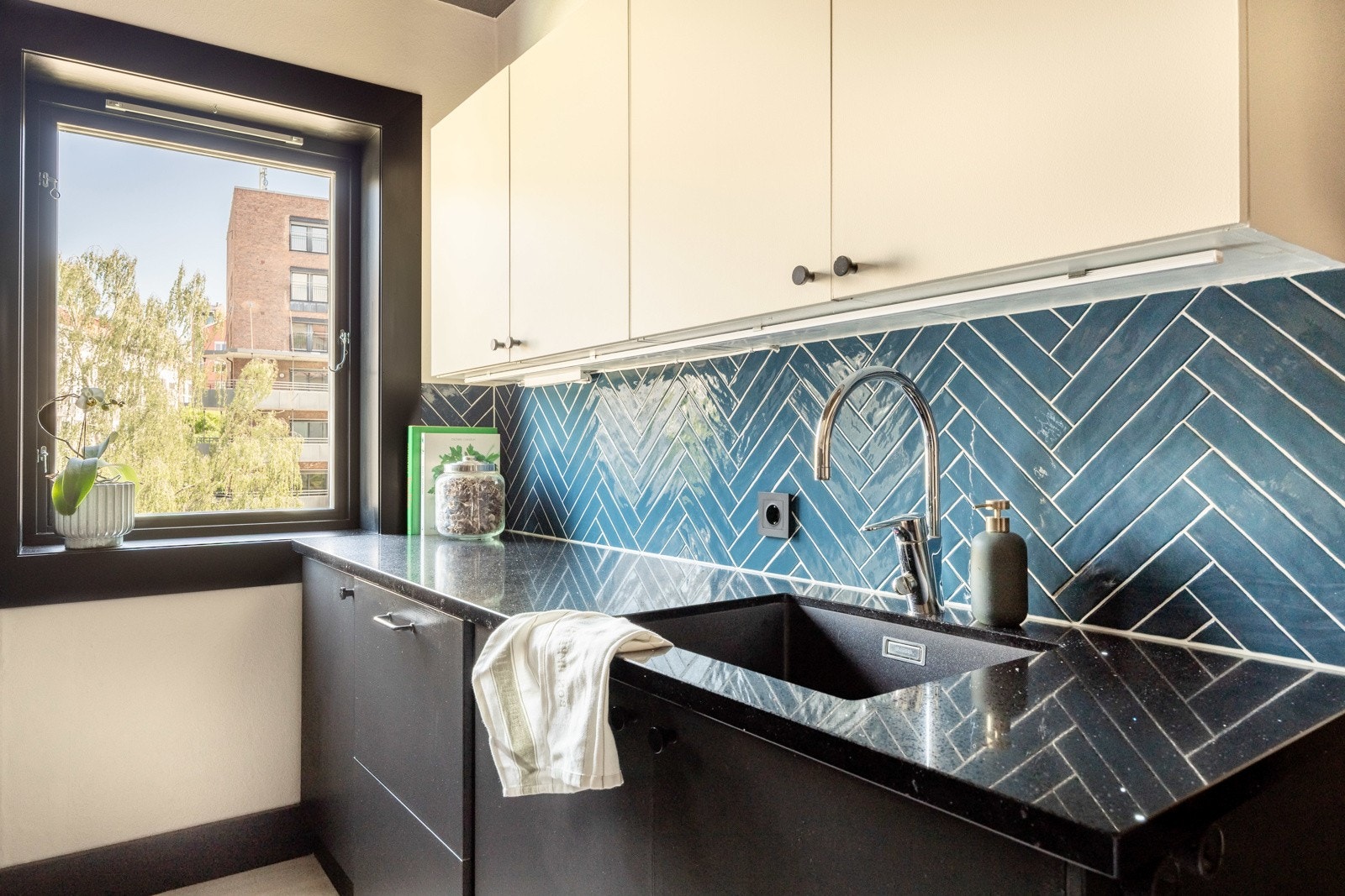 I 2020 ble kjøkkenet oppgradert og her er det en fullverdig og moderne innredning. Galleribilde