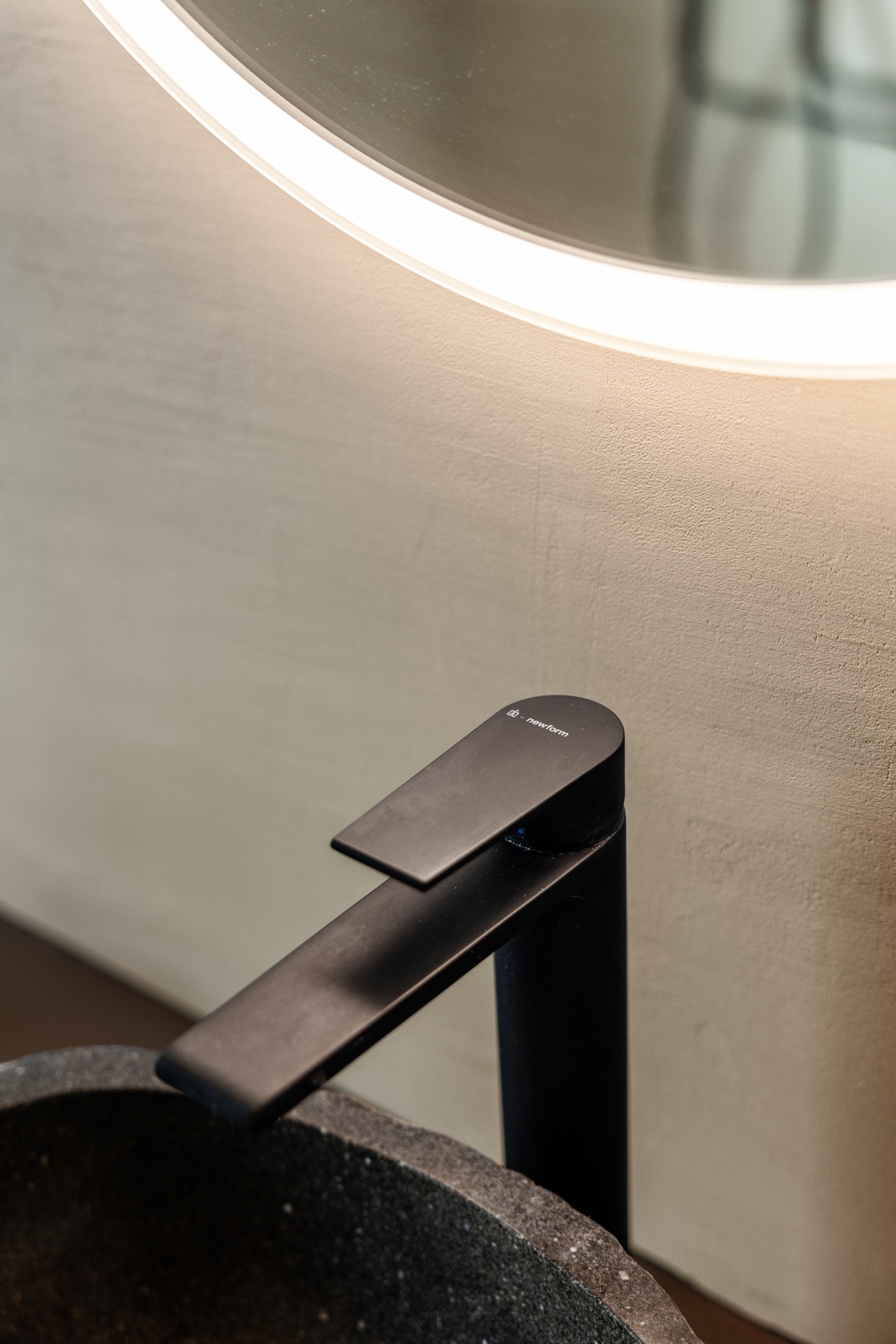 Badet inneholder en unik baderomsinnredning hvor alle detaljer er nøye planlagt. Det som er helt unikt med innredningen er vasken som er bestilt direkte fra Bali. Galleribilde