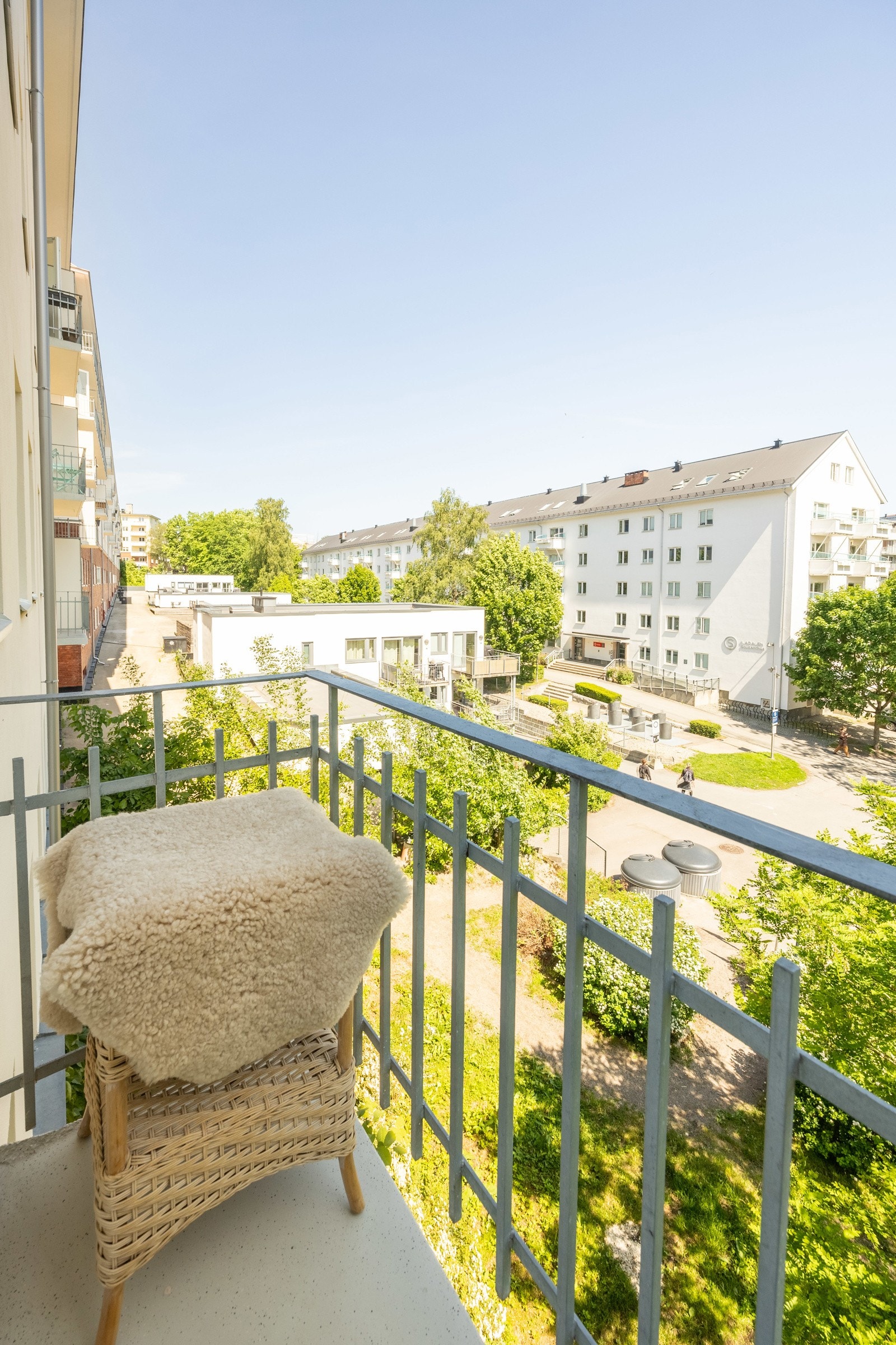 Balkongen har en østvendt beliggenhet og solforhold frem til ca. 13:30. Galleribilde