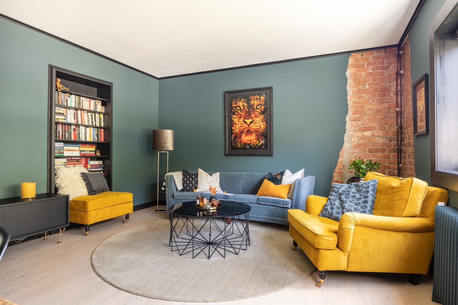 I 2019 ble alle vegger foruten kjøkken helsparklet, pusset og malt. Lister og tak ble malt, og original teglsten slått frem i stue og entré. Galleribilde