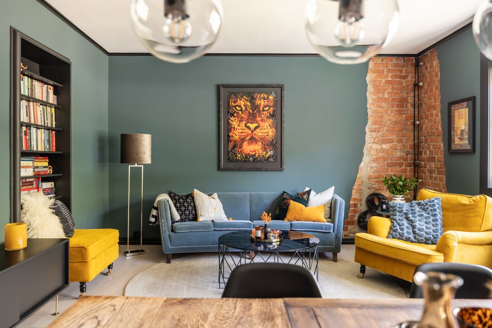 Rommet preges av en stor vindusrekke med vinduer som er nye fra 2024. Galleribilde